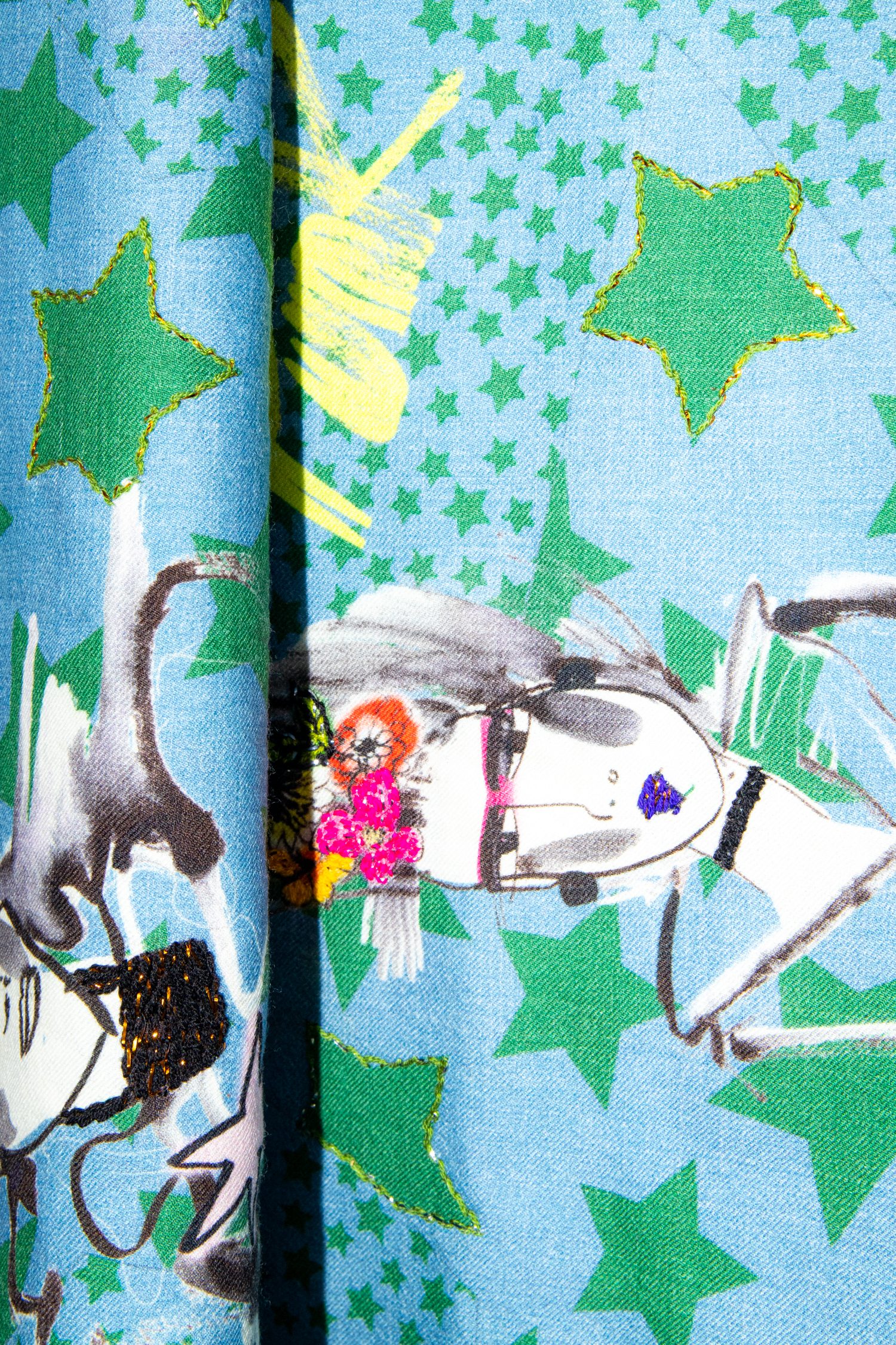 Thumbnail of http://Maison%20Common%20Schal%20mit%20Punk-Motiven%20in%20Grün%20und%20Blau