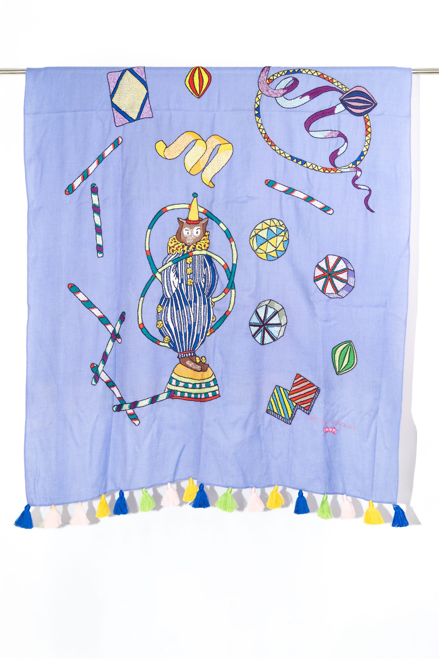 Thumbnail of http://Maison%20Common%20Schal%20mit%20Zirkus-Motiven%20in%20Hellblau