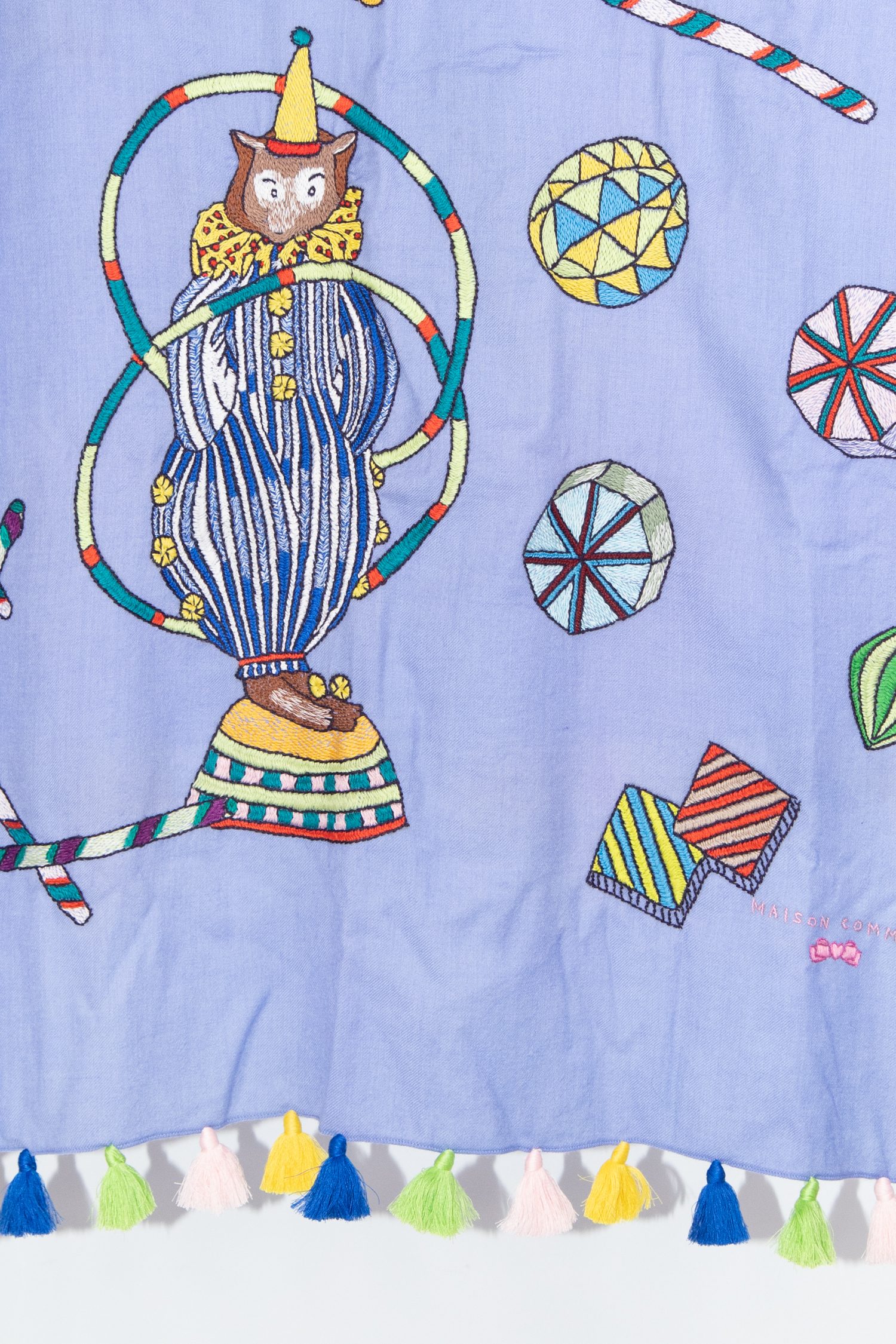 Thumbnail of http://Maison%20Common%20Schal%20mit%20Zirkus-Motiven%20in%20Hellblau