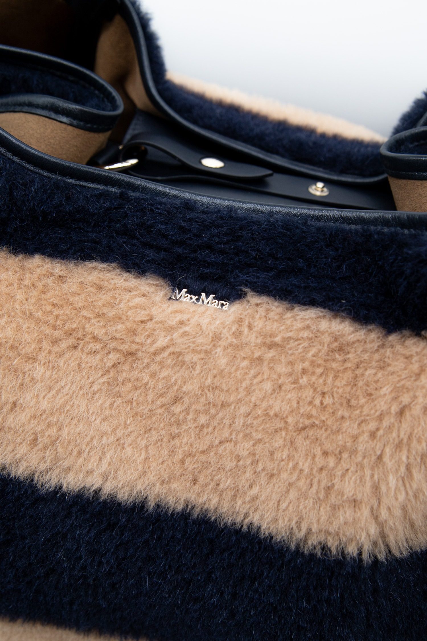 Thumbnail of http://Max%20Mara%20Marine%20Teddy%20Schultertasche%20in%20Dunkelblau%20und%20Braun