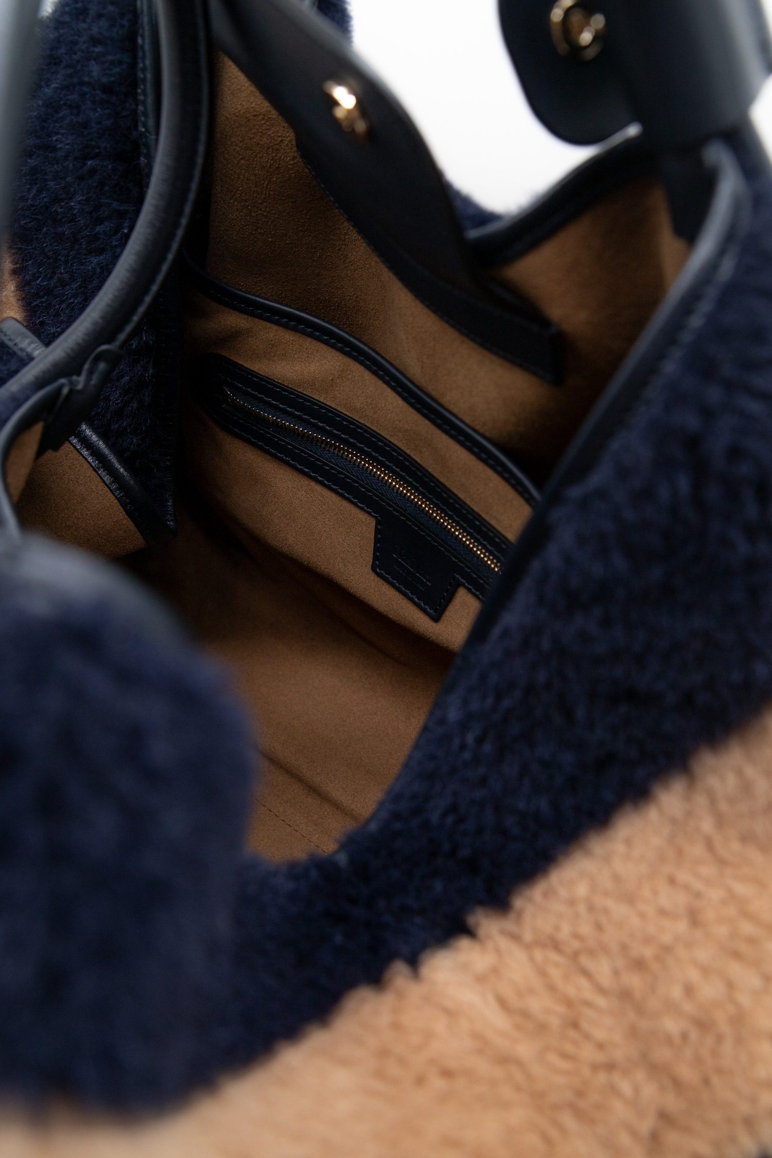 Thumbnail of http://Max%20Mara%20Marine%20Teddy%20Schultertasche%20in%20Dunkelblau%20und%20Braun