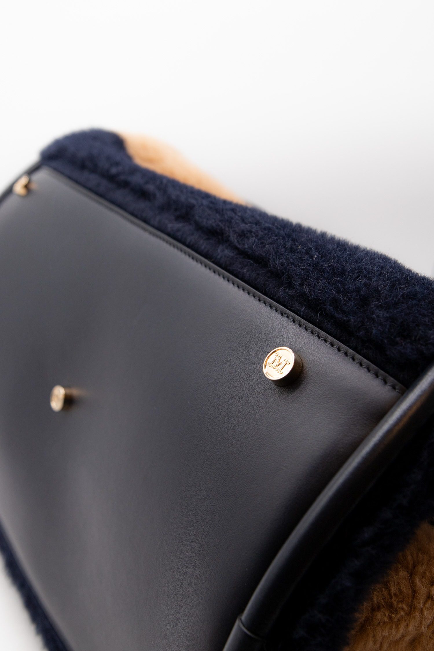 Thumbnail of http://Max%20Mara%20Marine%20Teddy%20Schultertasche%20in%20Dunkelblau%20und%20Braun