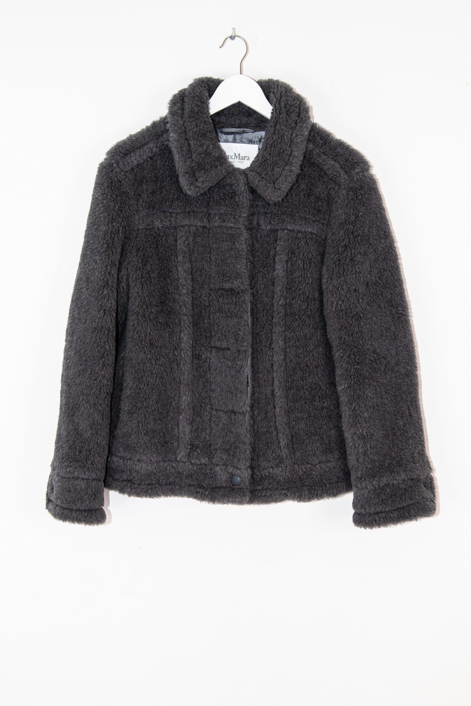 Thumbnail of http://Max%20Mara%20plüschige%20Wolljacke%20mit%20Knopfreihe%20in%20Grau