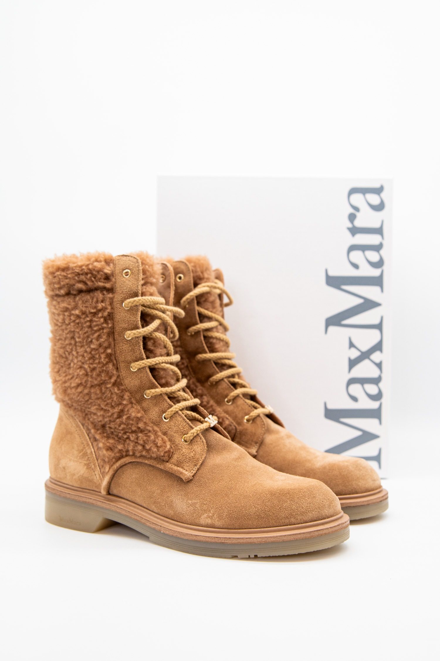 Thumbnail of http://Max%20Mara%20Bakyc%20Shearling%20und%20Wildleder%20Schnürstiefel%20in%20Beige