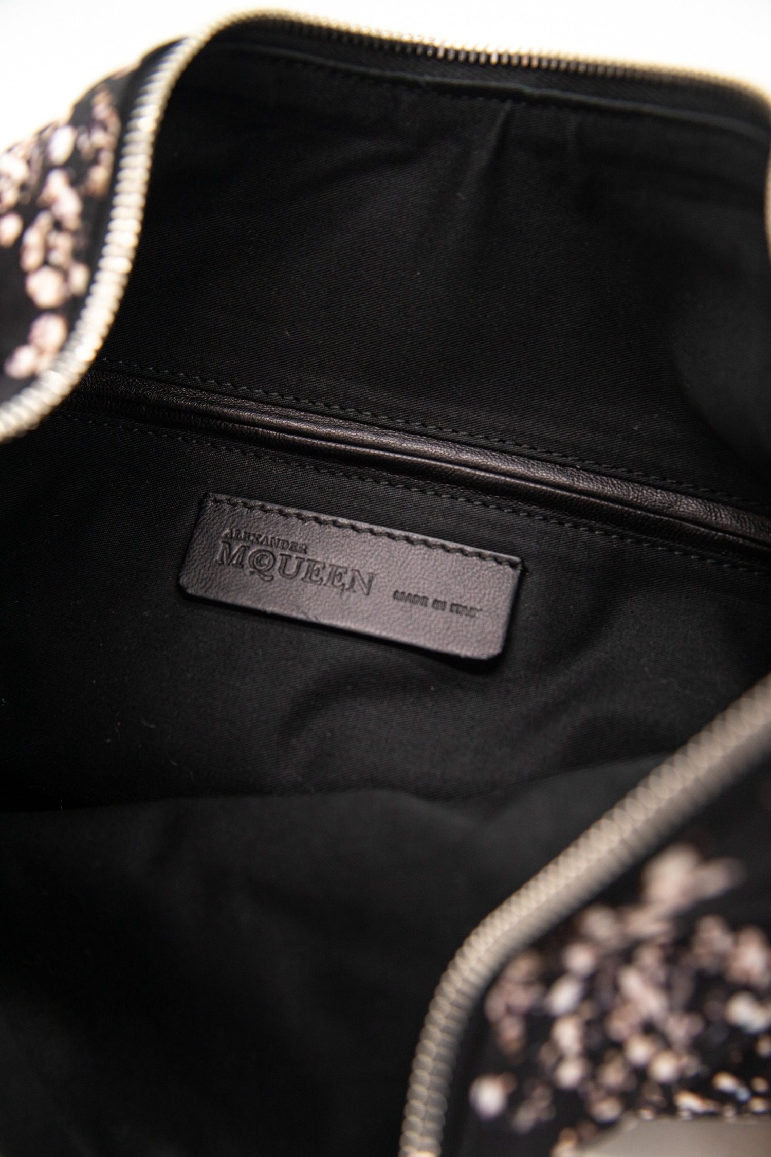 Thumbnail of http://Alexander%20McQueen%20Clutch%20in%20Schwarz,%20Bunt%20und%20Silber