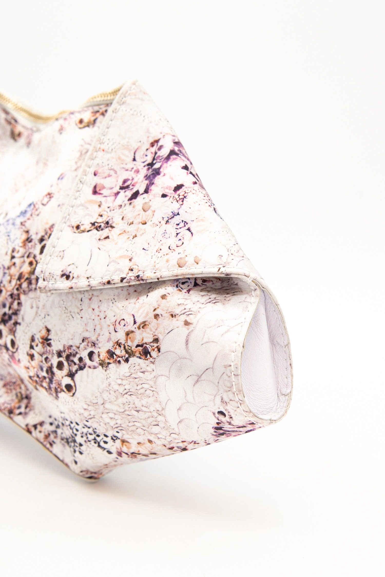 Thumbnail of http://Alexander%20McQueen%20Clutch%20in%20Weiß,%20Bunt%20und%20Gold