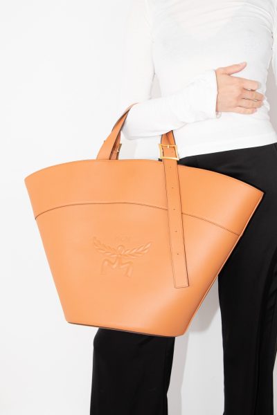 MCM Shopper aus Leder mit Logoprägung in Cognac und Gold