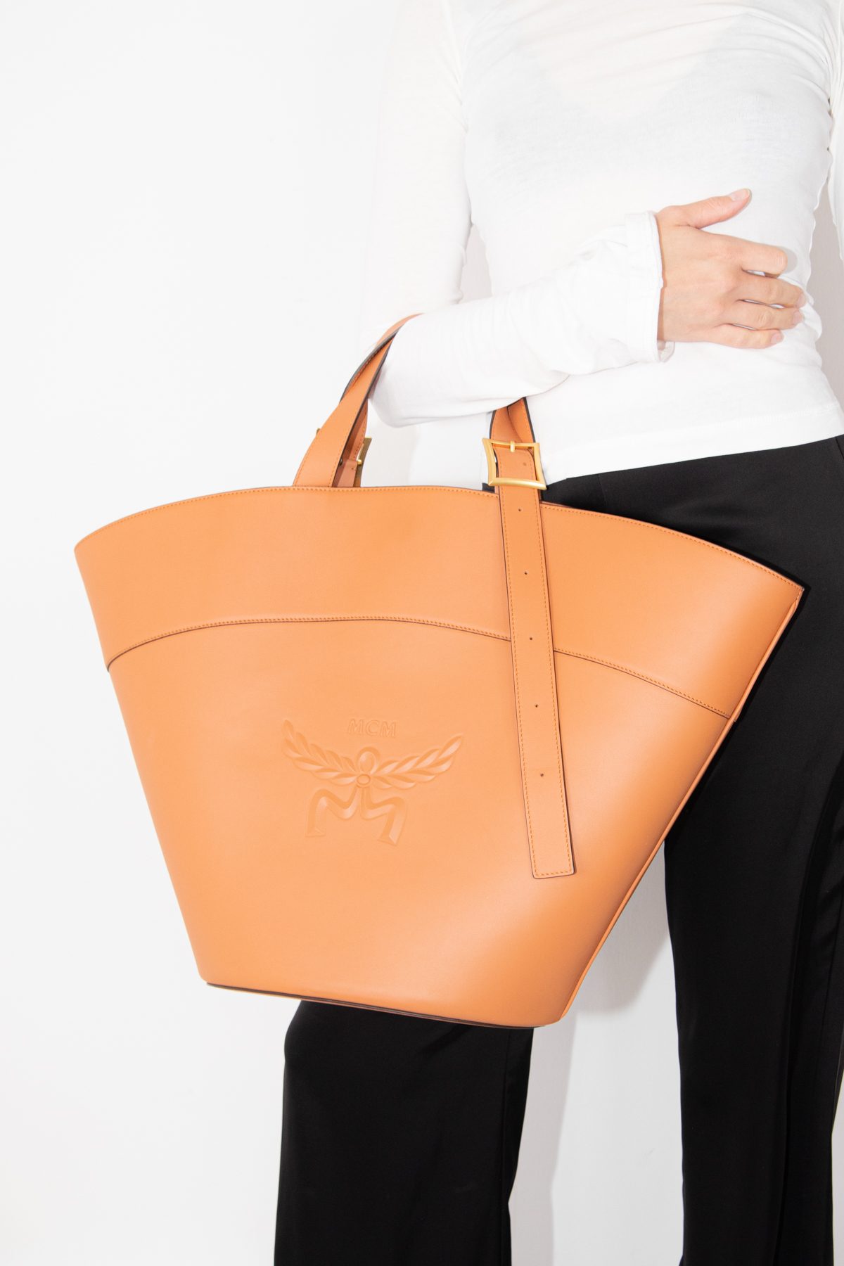 MCM Shopper aus Leder mit Logoprägung in Cognac und Gold