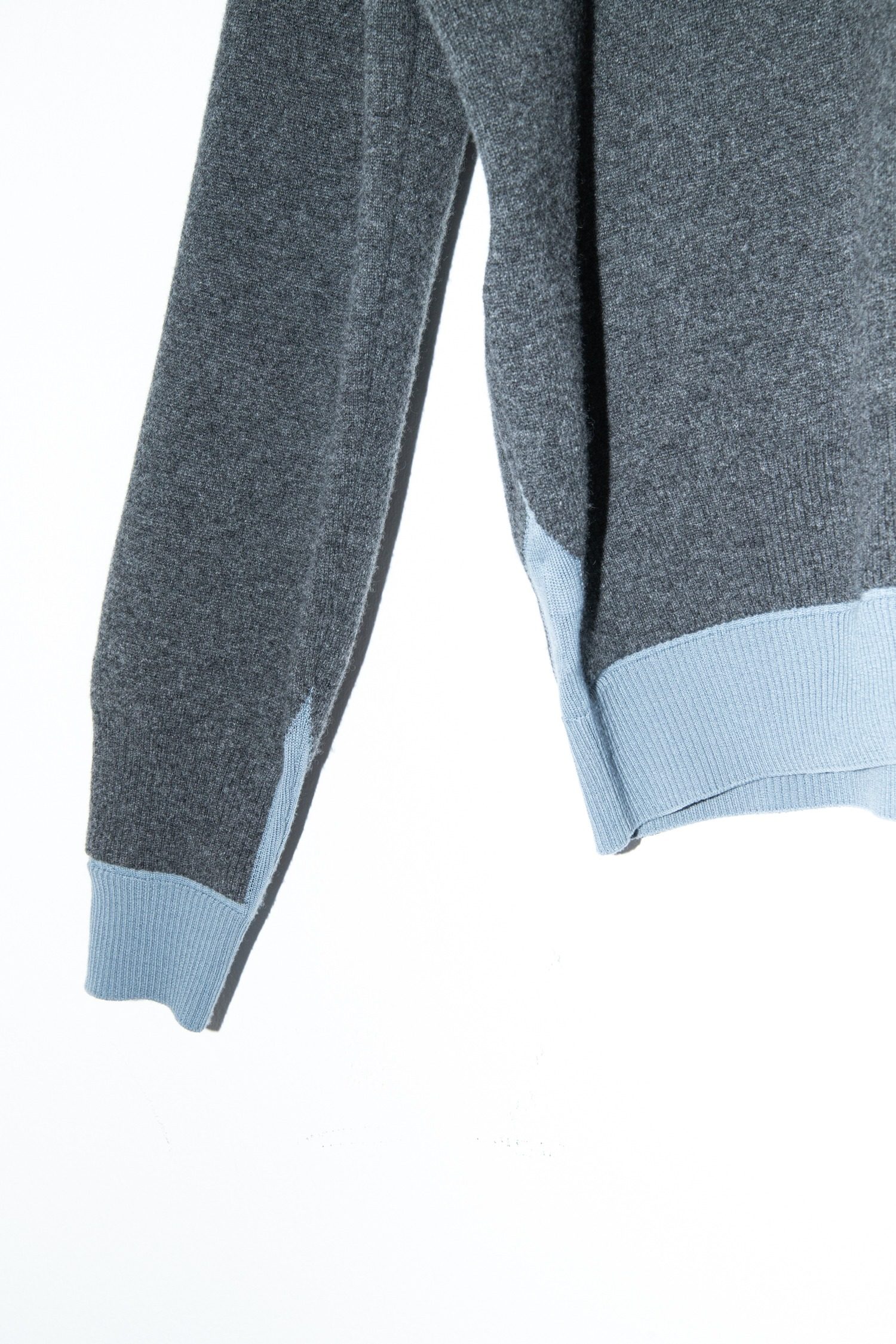 Thumbnail of http://Miu%20Miu%20Oversized%20Strickpullover%20im%20Polo%20Stil%20in%20Grau%20und%20Hellblau