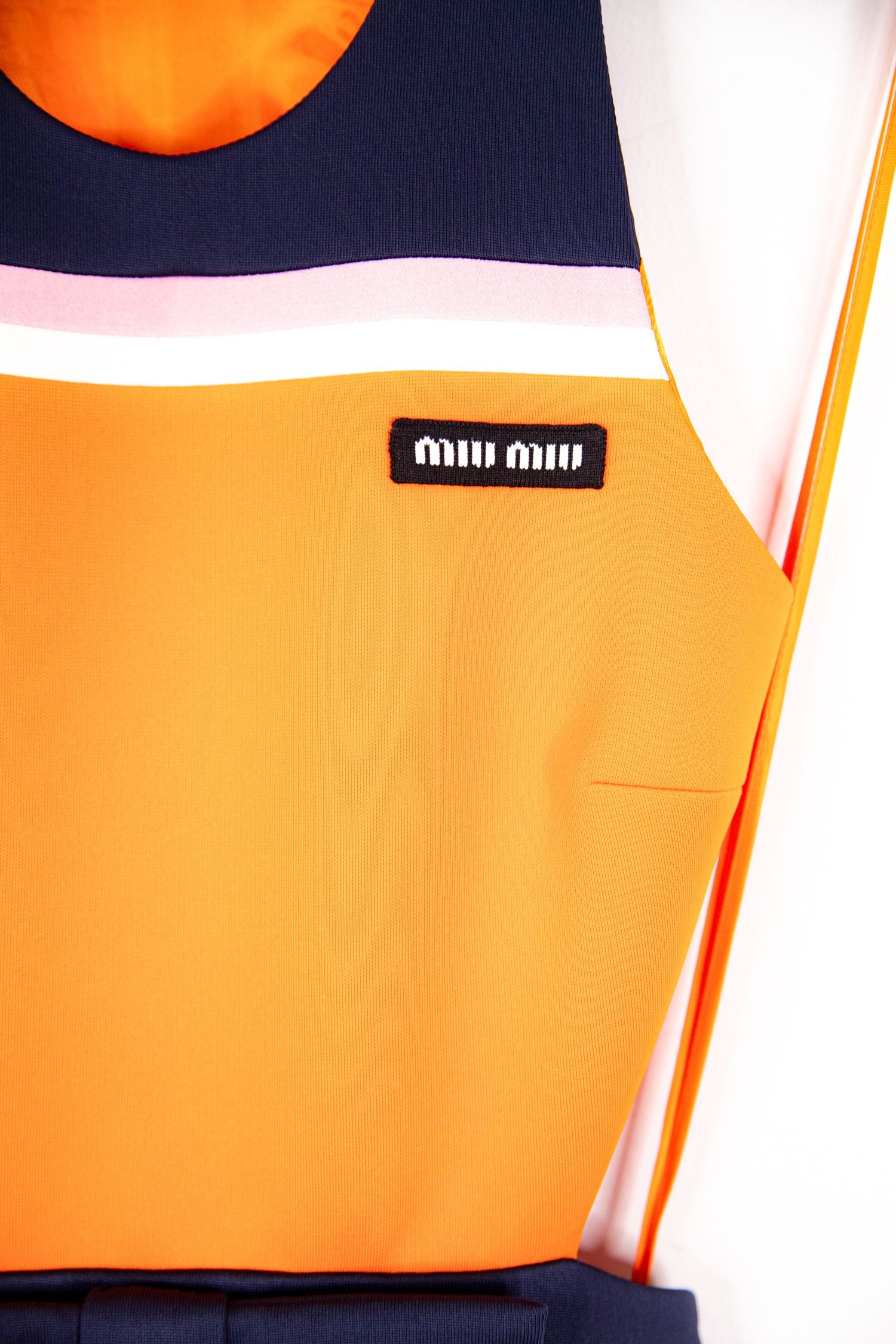 Thumbnail of http://Miu%20Miu%20Minikleid%20mit%20Schleife%20in%20Orange%20und%20Dunkelblau