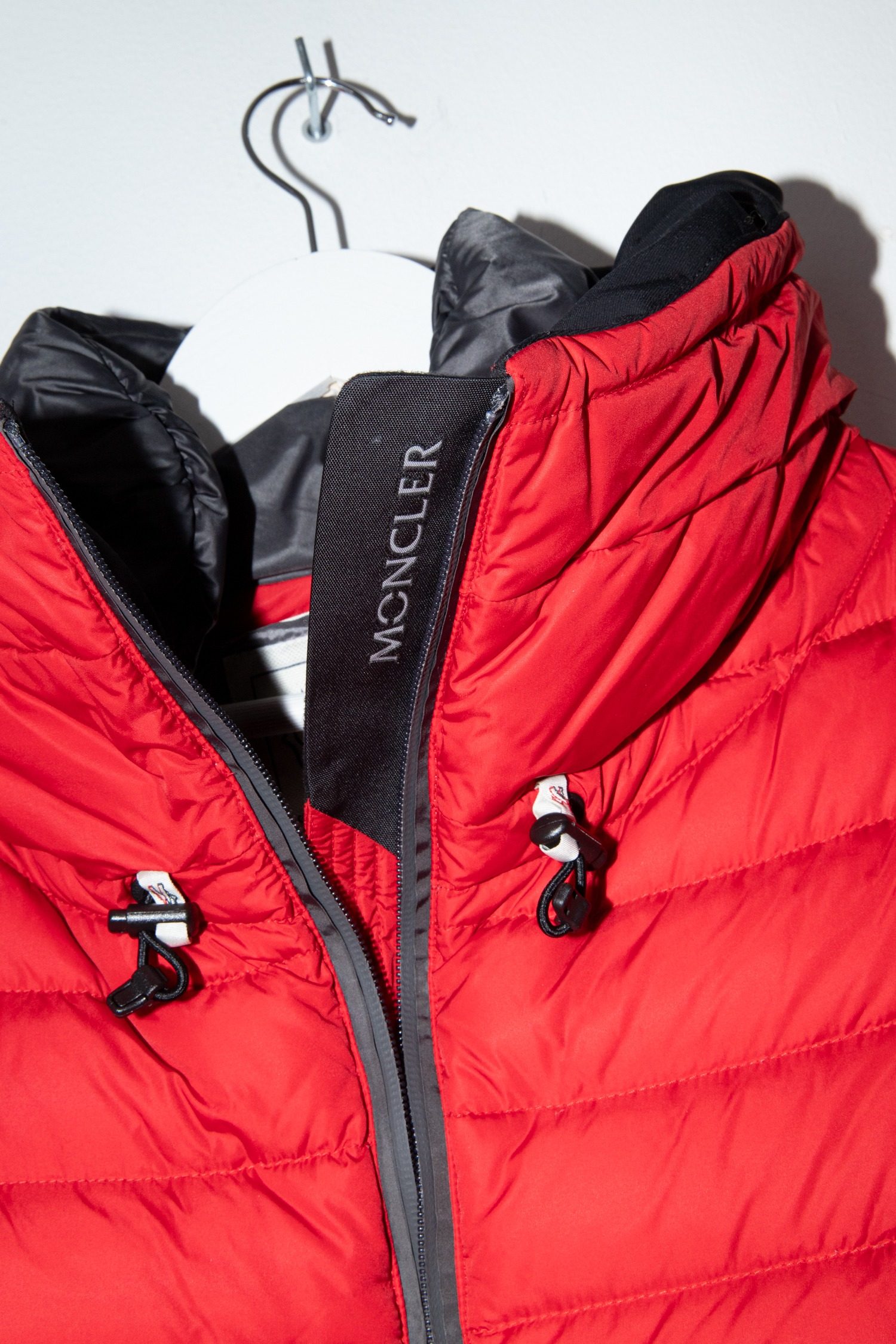 Thumbnail of http://Moncler%20Daunenjacke%20in%20Rot