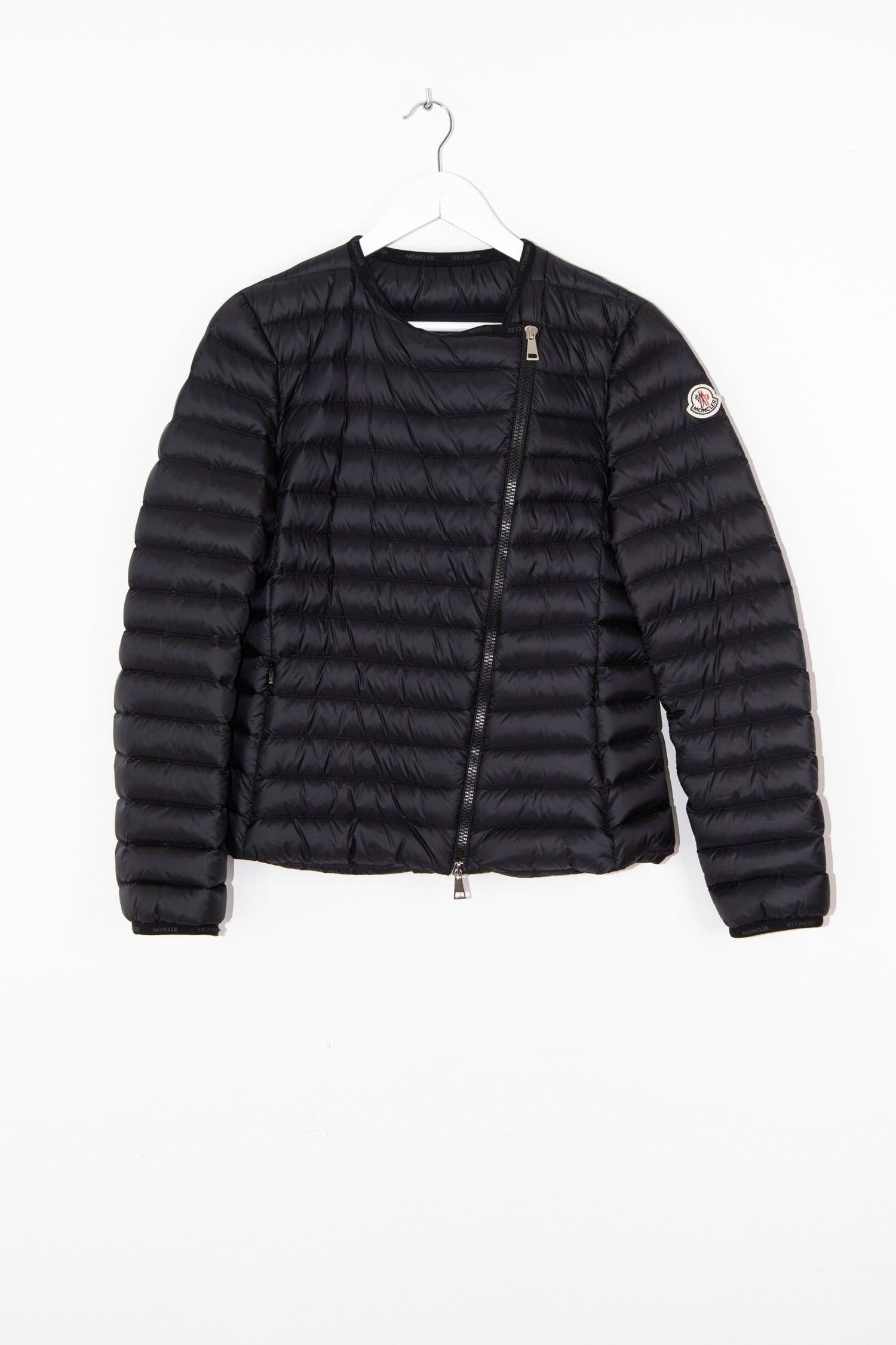 Thumbnail of http://Moncler%20leichte%20Daunenjacke%20mit%20seitlichem%20Reißverschluss%20in%20Schwarz
