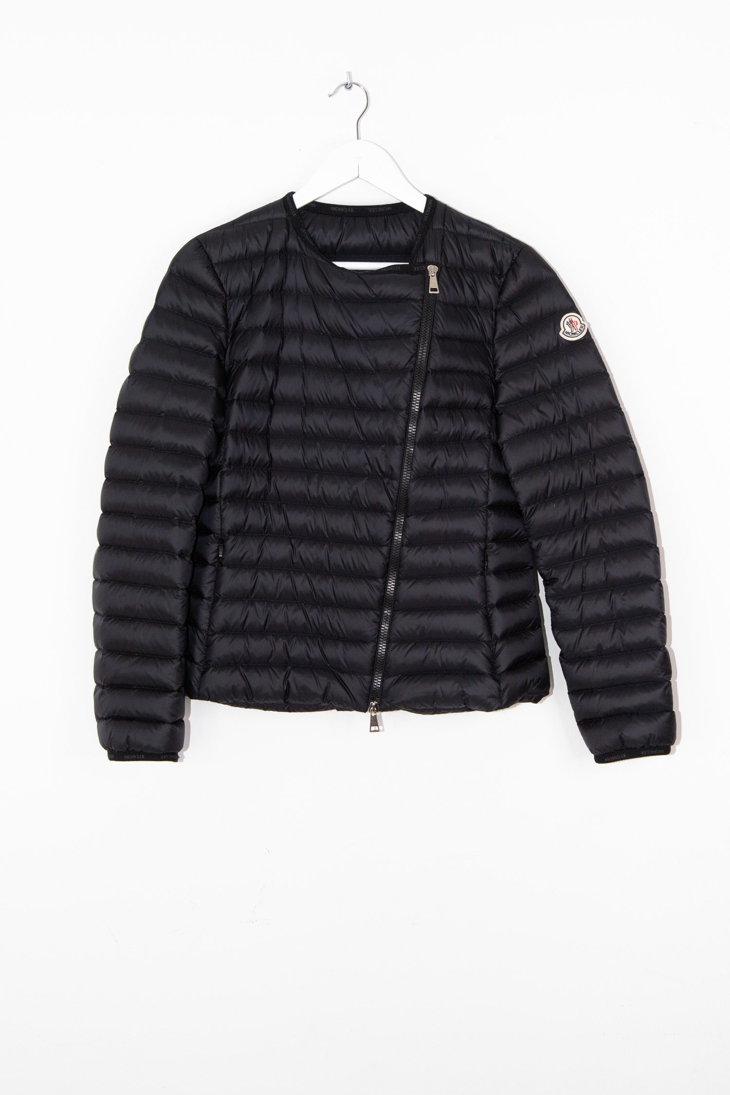 Moncler leichte Daunenjacke mit seitlichem Reißverschluss in Schwarz