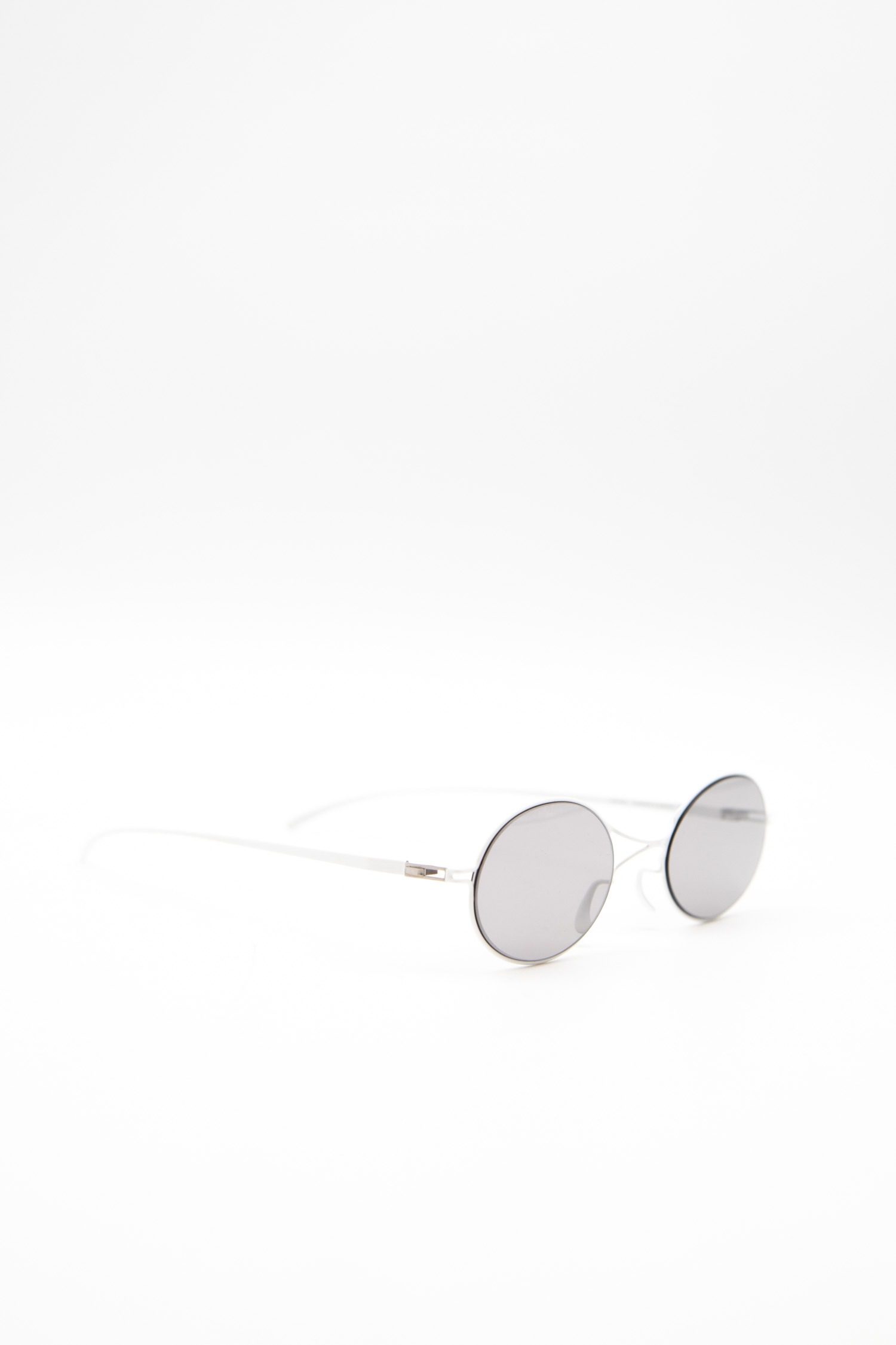 Thumbnail of http://Mykita%20x%20Maison%20Margiela%20Sonnenbrille%20mit%20weißem%20Ra