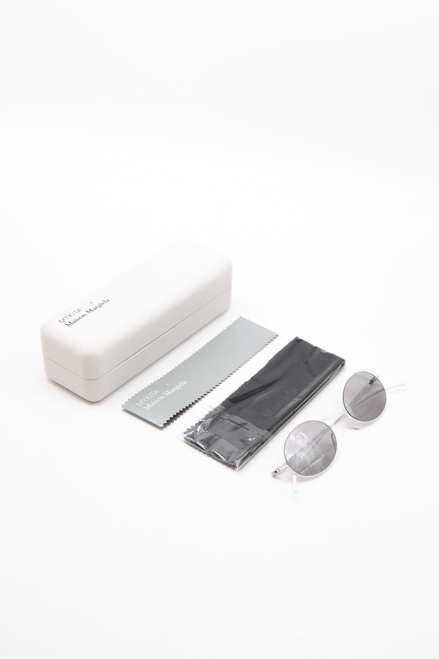 Thumbnail of http://Mykita%20x%20Maison%20Margiela%20Sonnenbrille%20mit%20weißem%20Ra