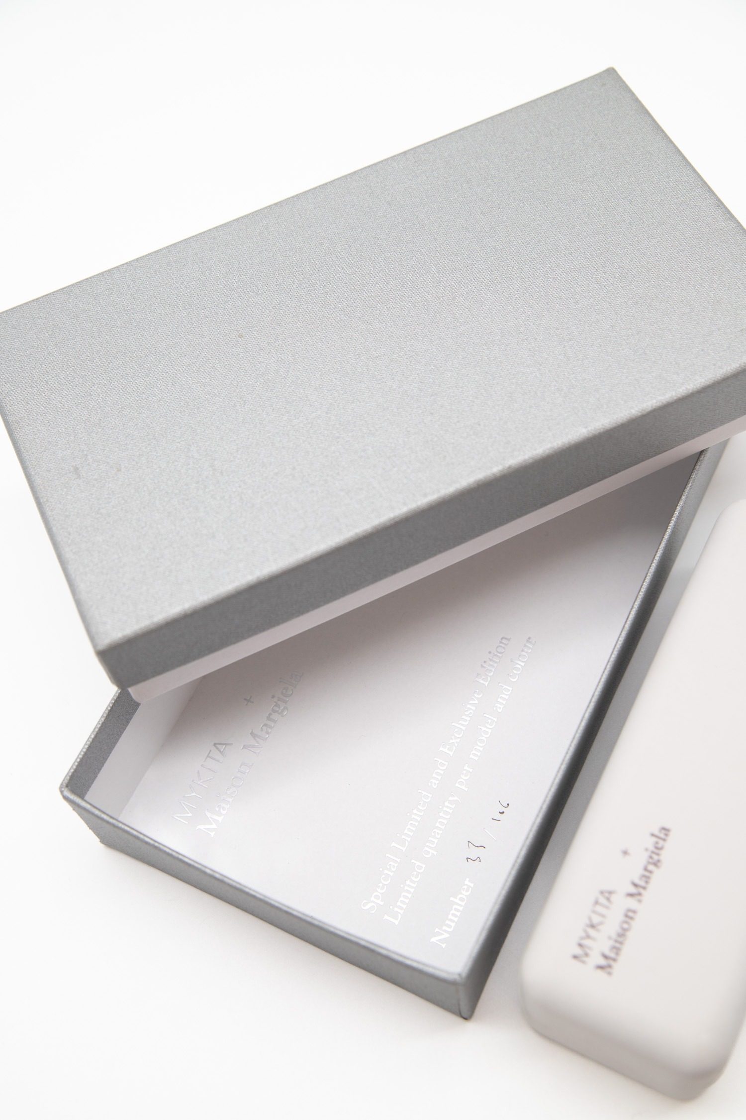 Thumbnail of http://Mykita%20x%20Maison%20Margiela%20Sonnenbrille%20mit%20weißem%20Ra
