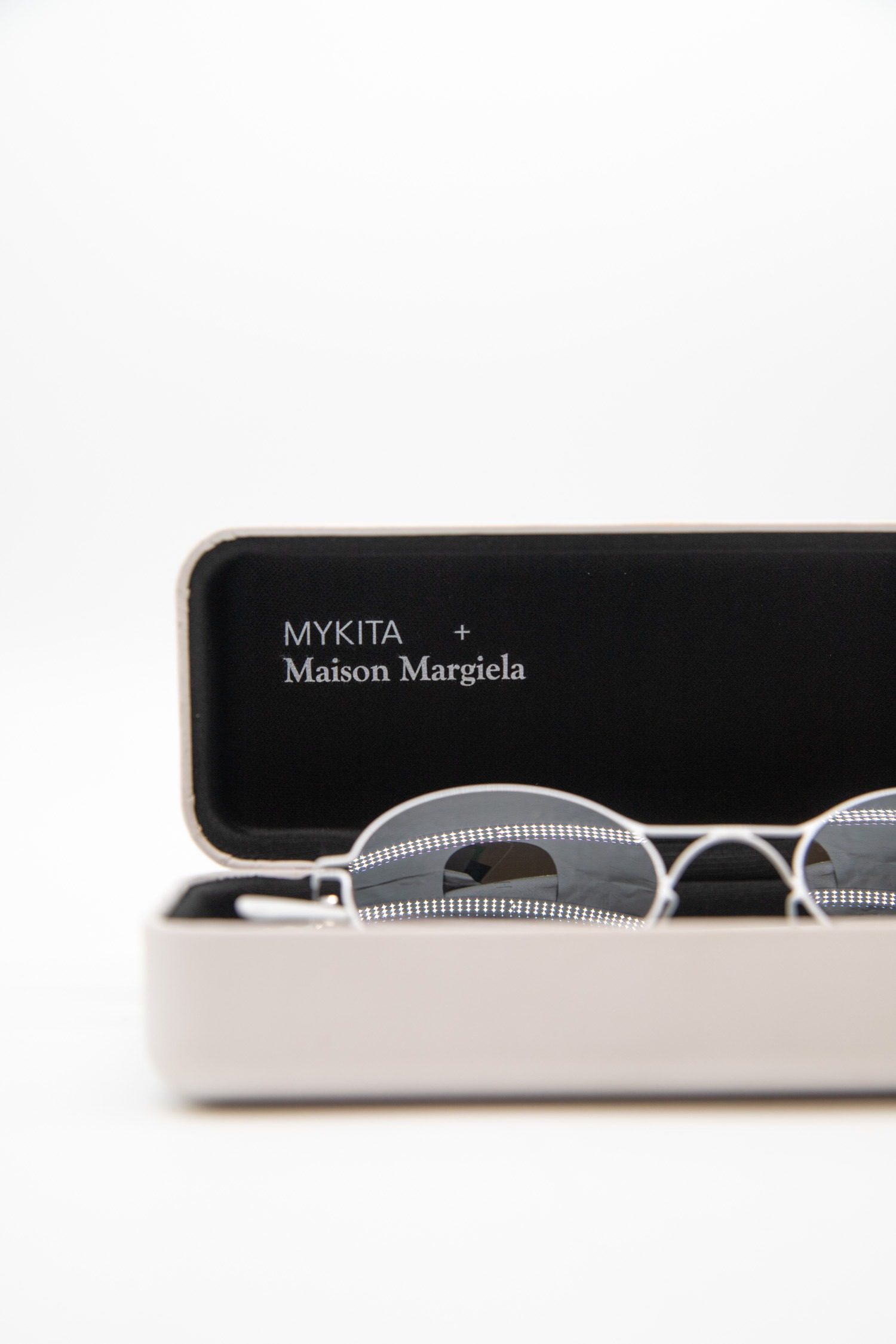 Thumbnail of http://Mykita%20x%20Maison%20Margiela%20Sonnenbrille%20mit%20weißem%20Ra