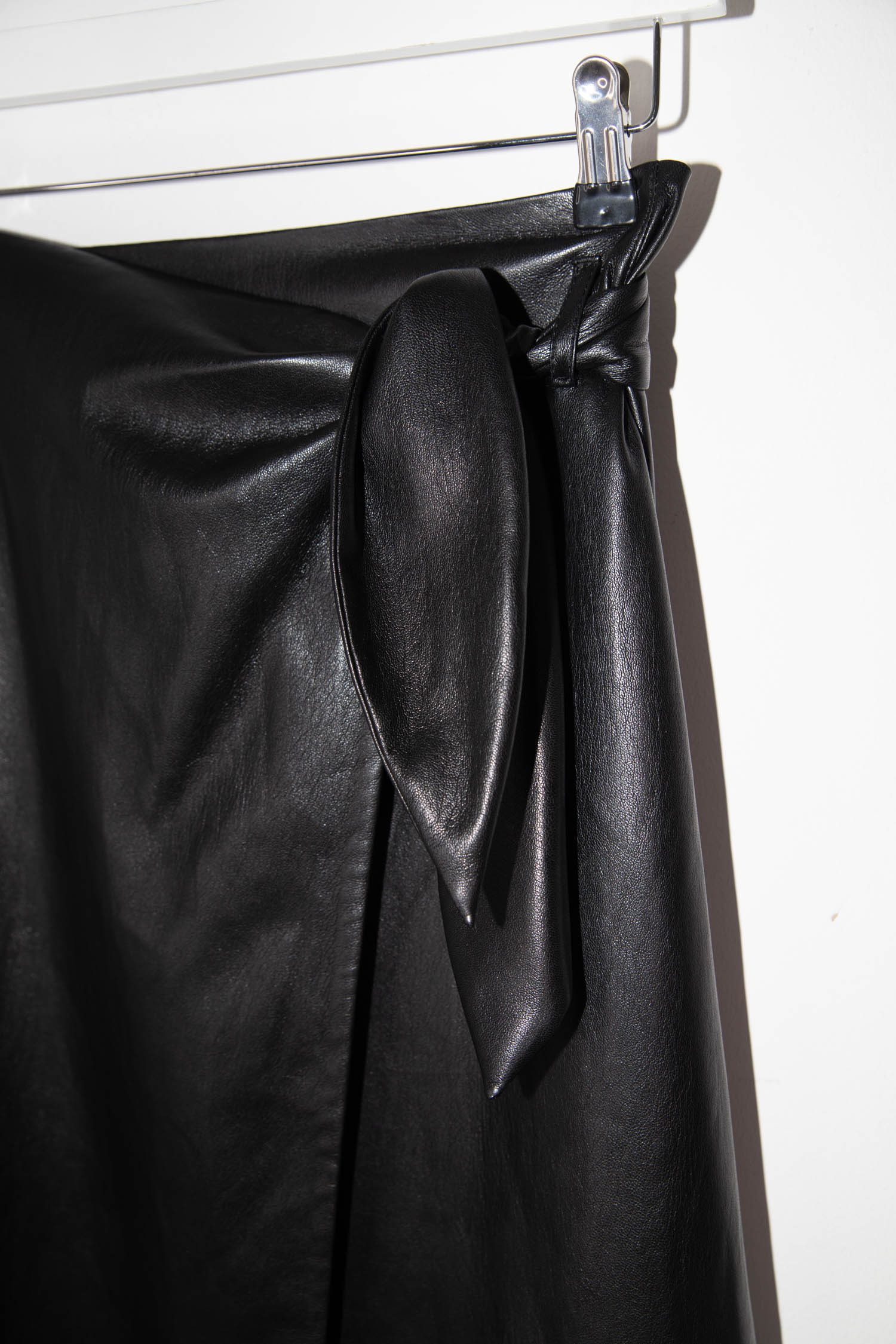 Nanushka Wickelrock in Leder-Optik in Schwarz