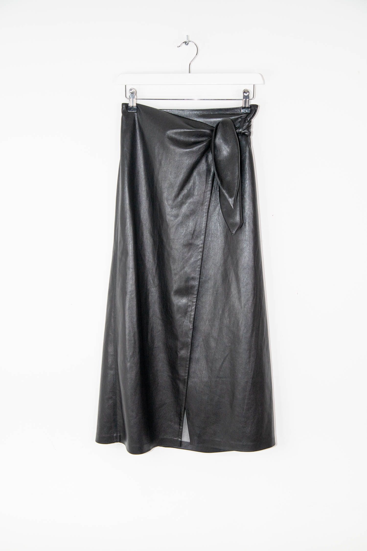 Thumbnail of http://Nanushka%20Wickelrock%20in%20Leder-Optik%20in%20Schwarz