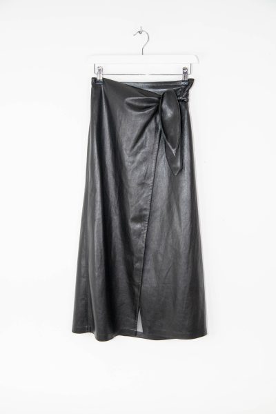 Nanushka Wickelrock in Leder-Optik in Schwarz
