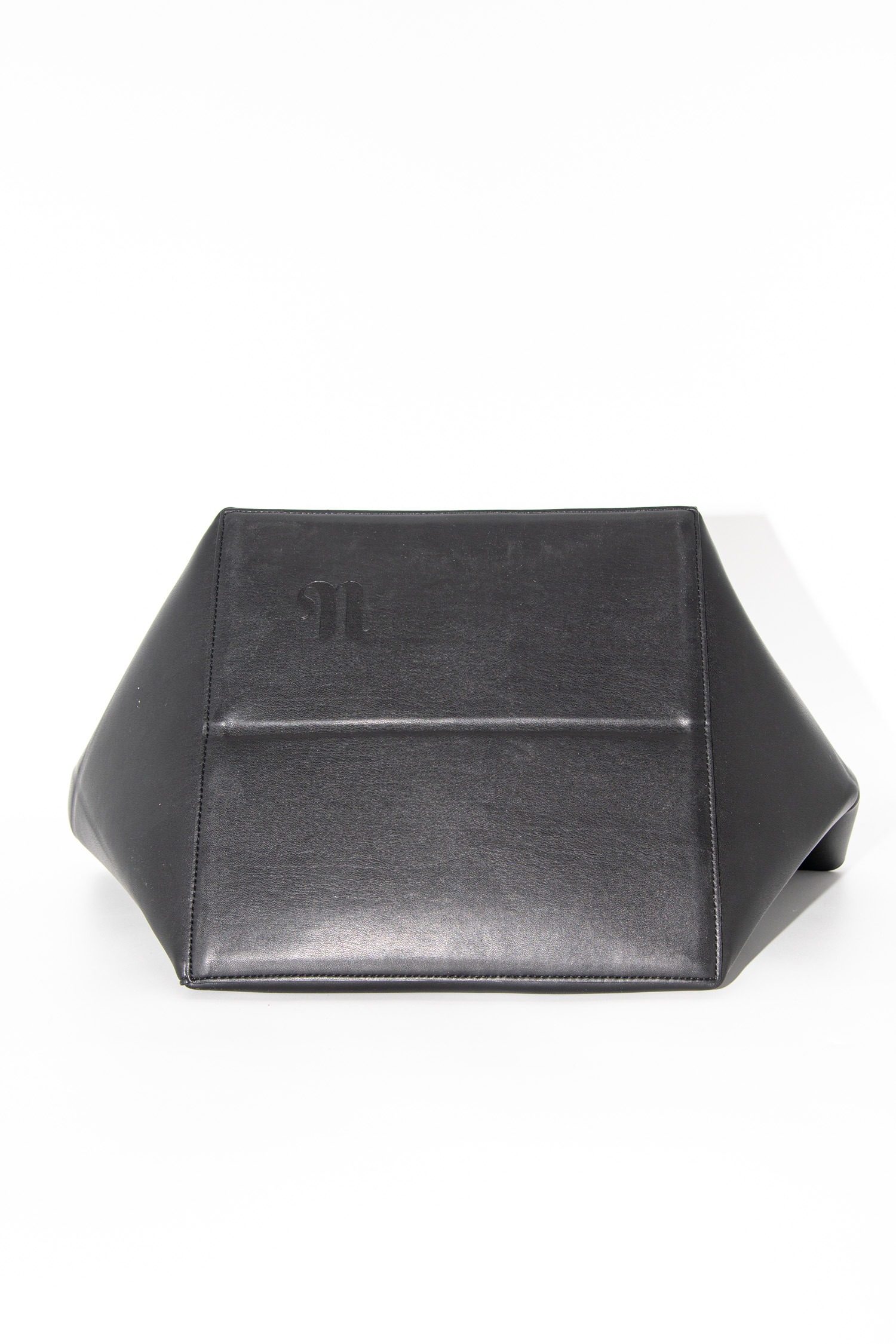 Thumbnail of http://Nanushka%20%20Origami%20Tote%20Schultertasche%20in%20Schwarz