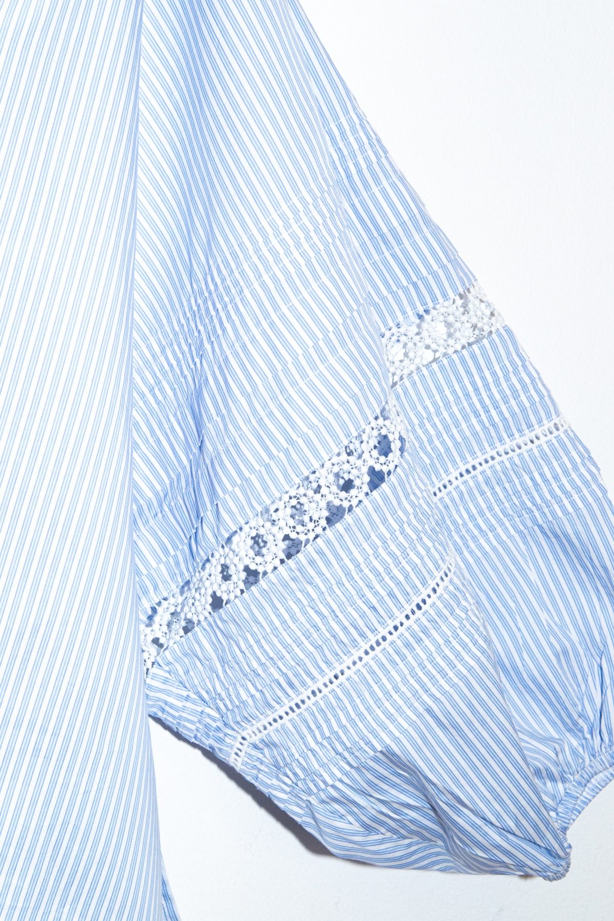 Thumbnail of http://Narli%20Bluse%20in%20Gestreift%20in%20Hellblau%20und%20Weiß