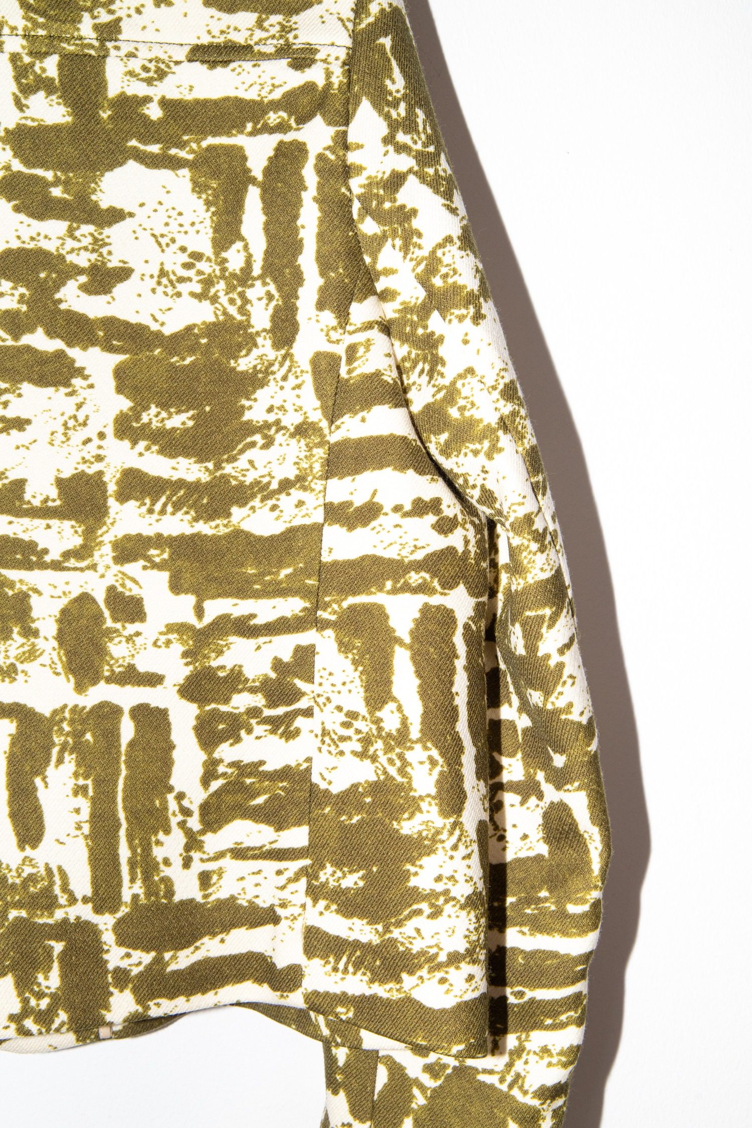 Thumbnail of http://Odeeh%20Jacke%20in%20Oliv%20und%20Cremeweiß