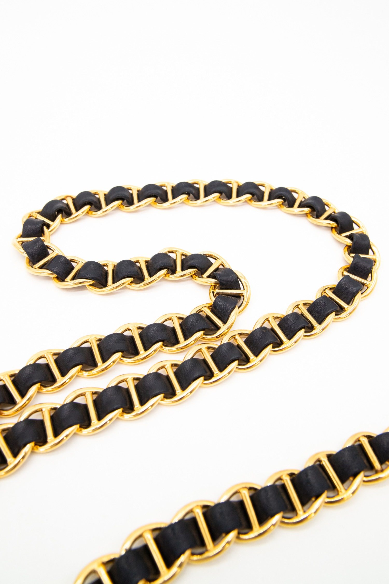 Thumbnail of http://Prada%20Kettengürtel%20in%20Schwarz%20und%20Gold