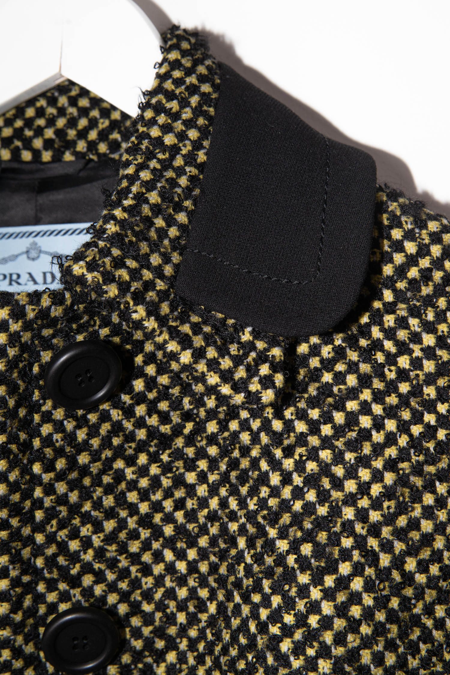 Thumbnail of http://Prada%20Jacke%20mit%20Doppelkragen%20in%20Schwarz%20und%20Gelb