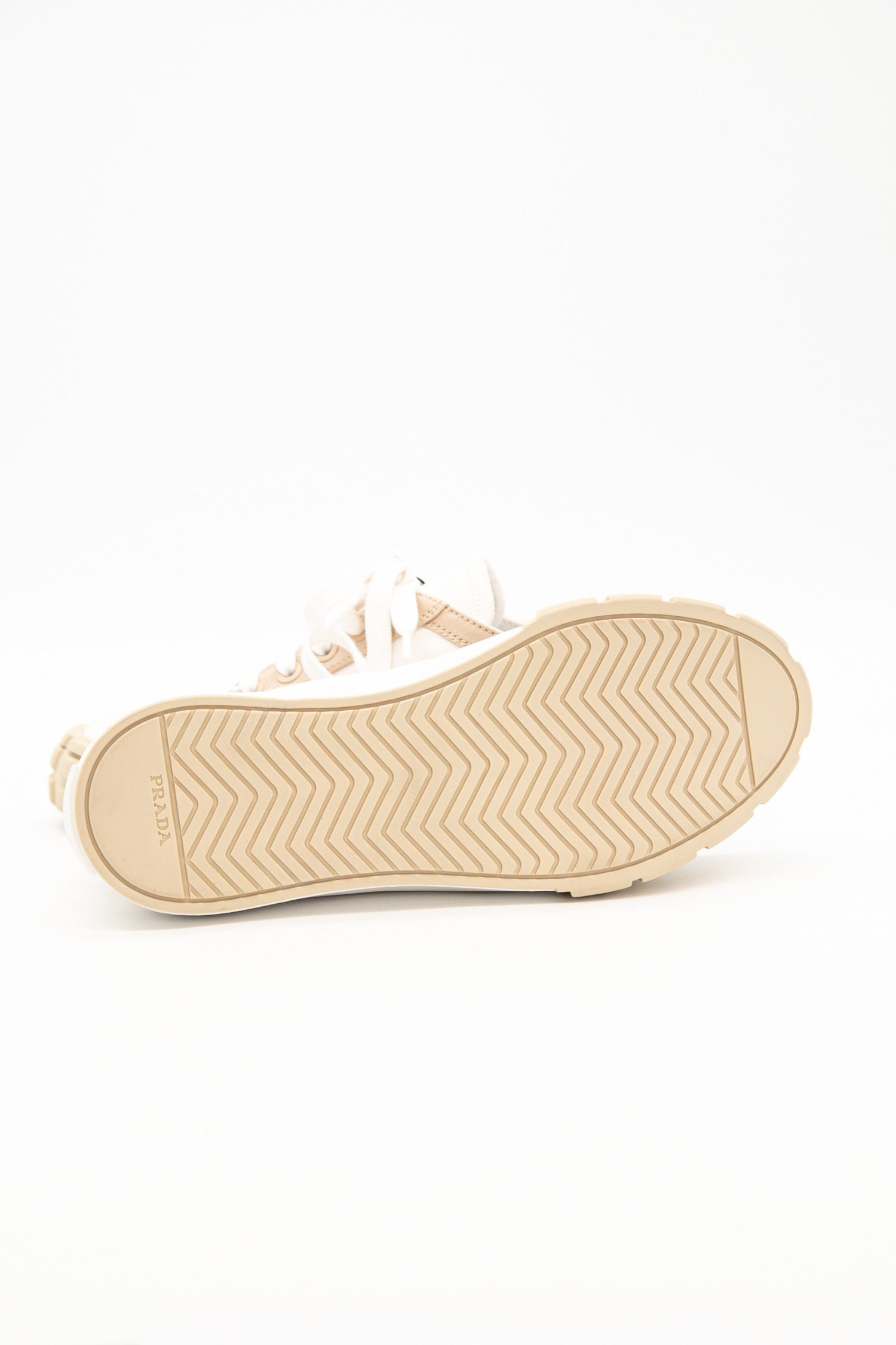 Thumbnail of http://Prada%20Sneaker%20in%20Weiß%20und%20Beige