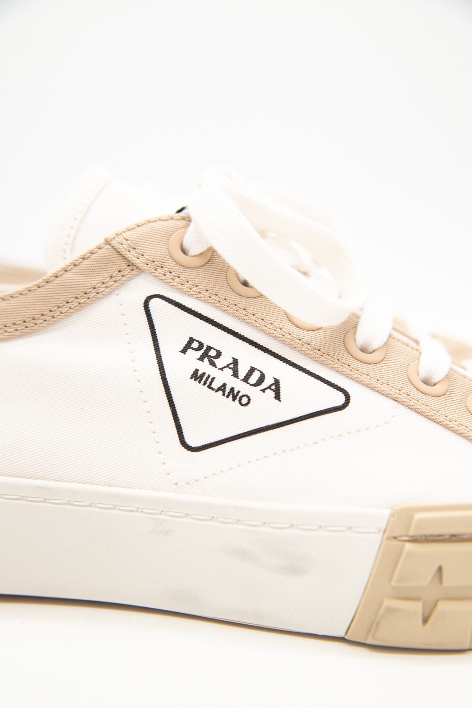Thumbnail of http://Prada%20Sneaker%20in%20Weiß%20und%20Beige