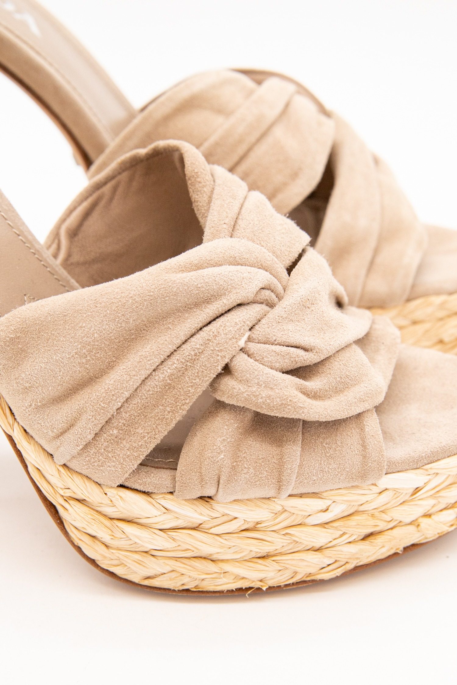 Thumbnail of http://Prada%20Sandaletten%20mit%20hohem,%20geflochtenem%20Blockabsatz%20in%20Beige
