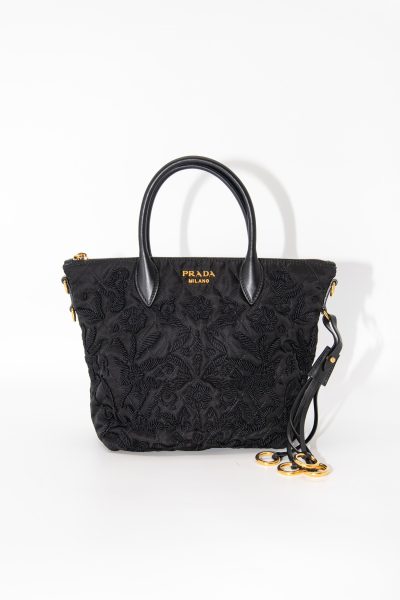 Prada Handtasche mit Blumenstickerei in Schwarz
