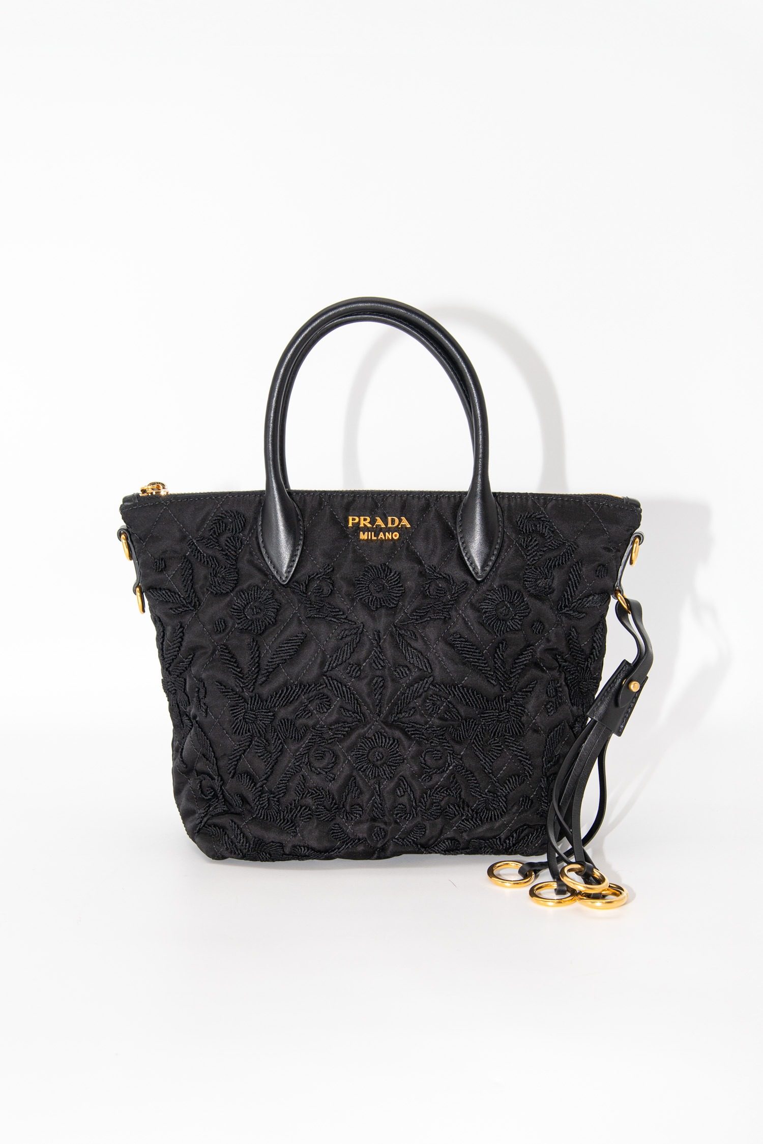 Thumbnail of http://Prada%20Handtasche%20mit%20Blumenstickerei%20in%20Schwarz