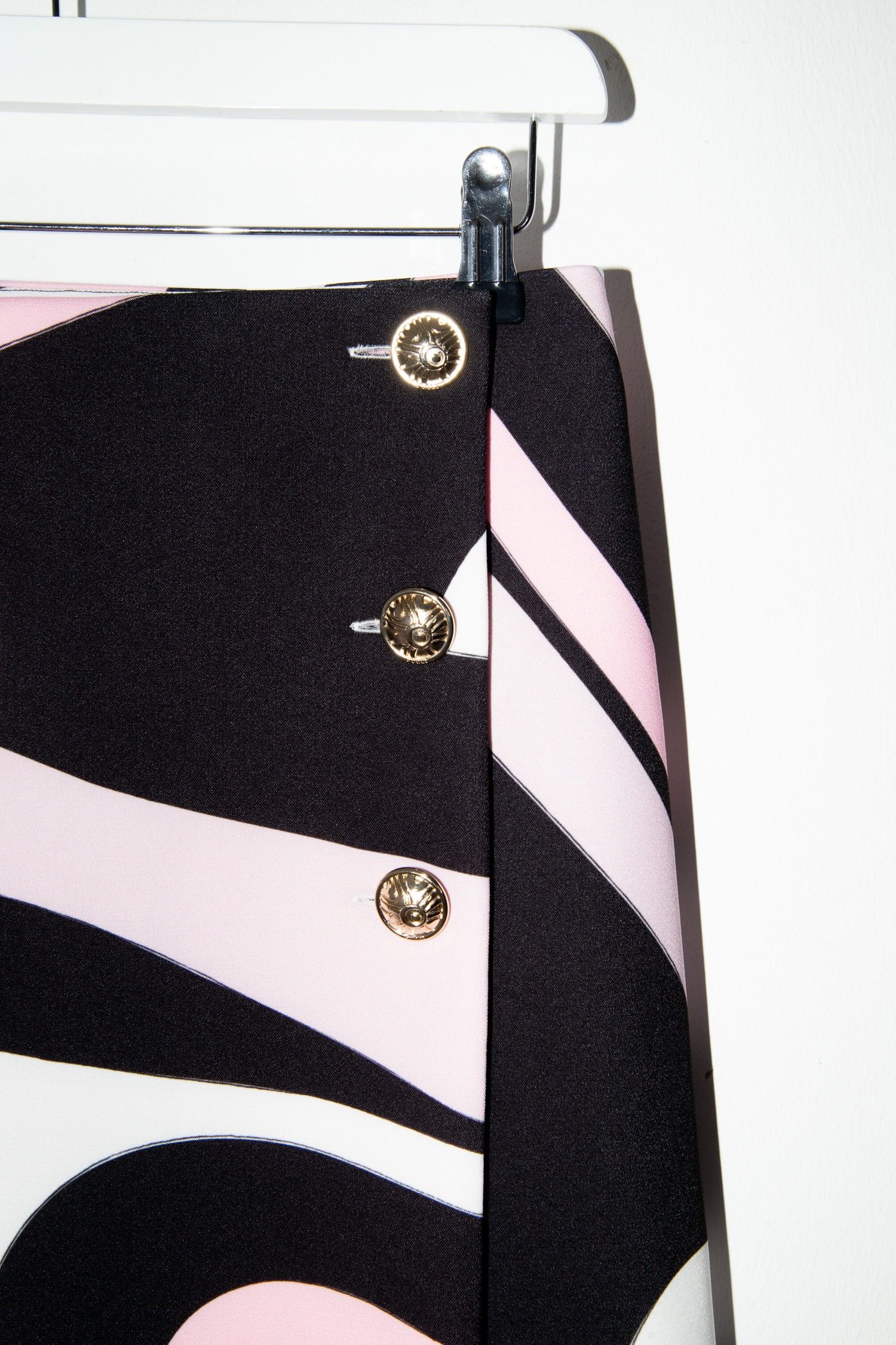 Thumbnail of http://Pucci%20Wickelrock%20mit%20grafischem%20Muster%20in%20Rosa%20und%20Schwarz