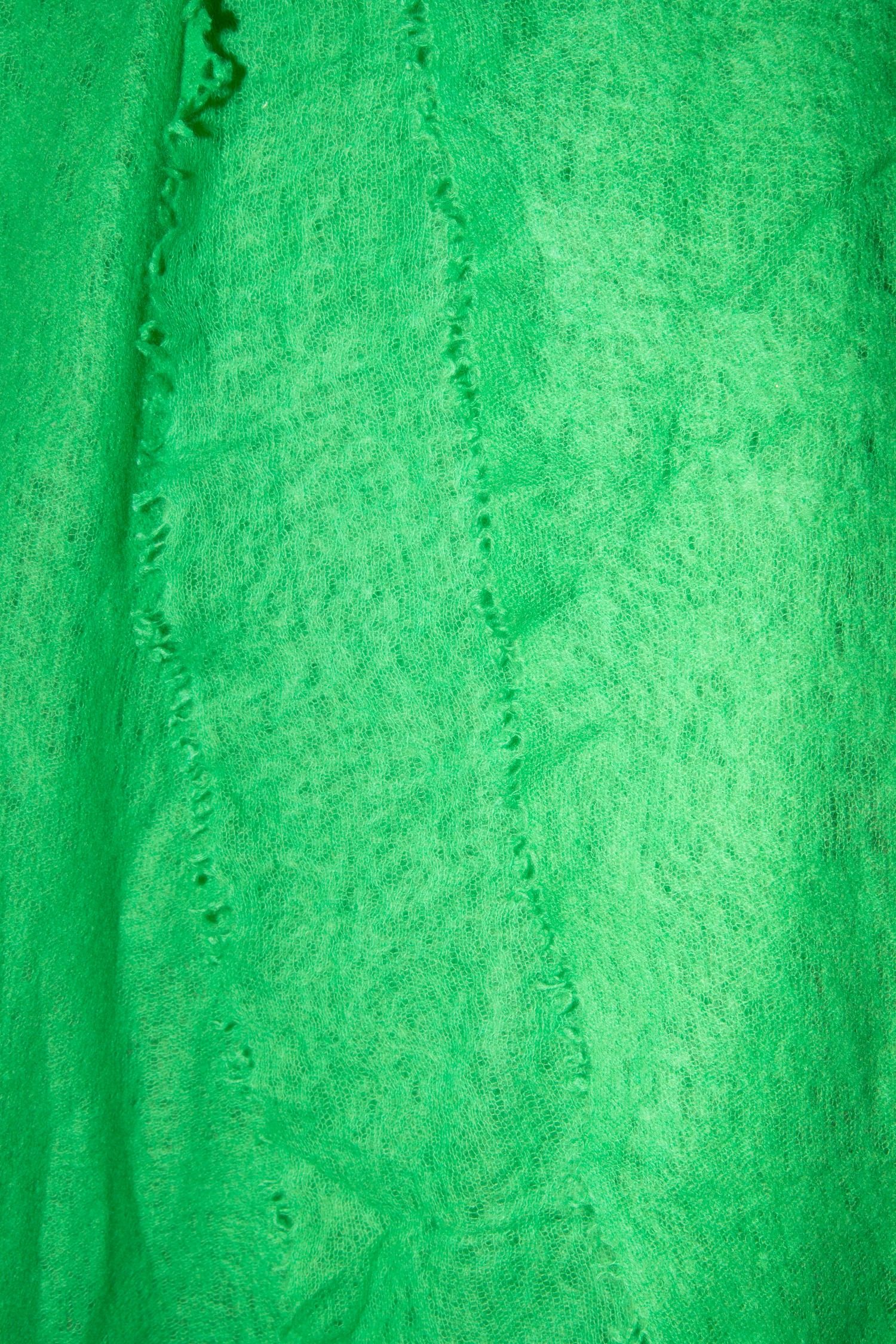 Thumbnail of http://Pur%20Schoen%20Schal%20in%20Grasgrün%20aus%20Kaschmir