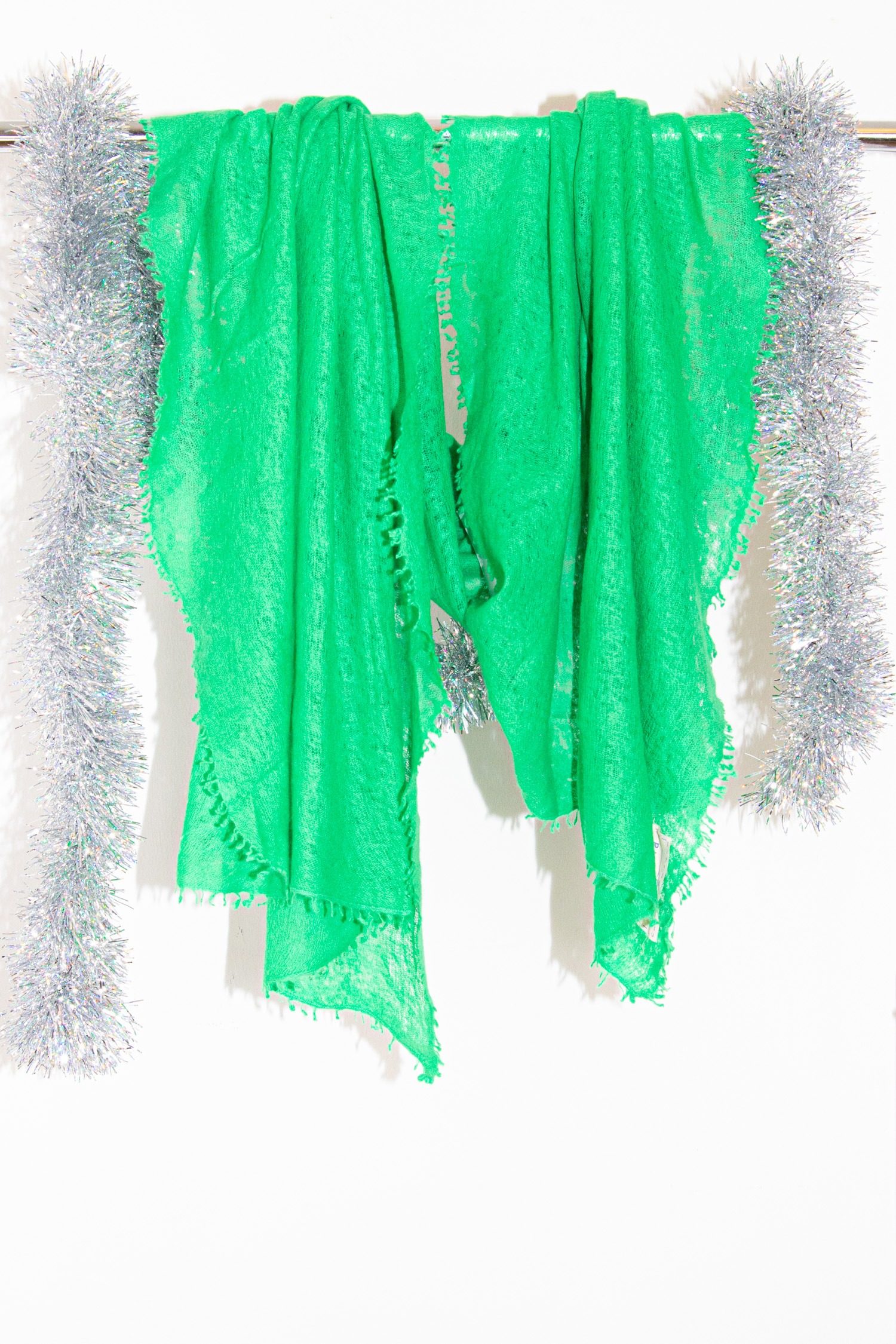 Thumbnail of http://Pur%20Schoen%20Schal%20in%20Grasgrün%20aus%20Kaschmir