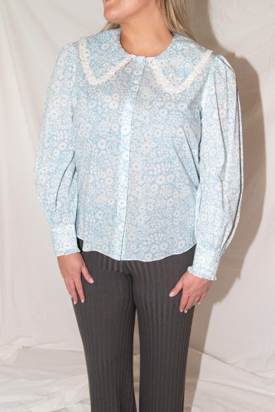 Rixo "Misha" Bluse in Blau mit Blumenmuster