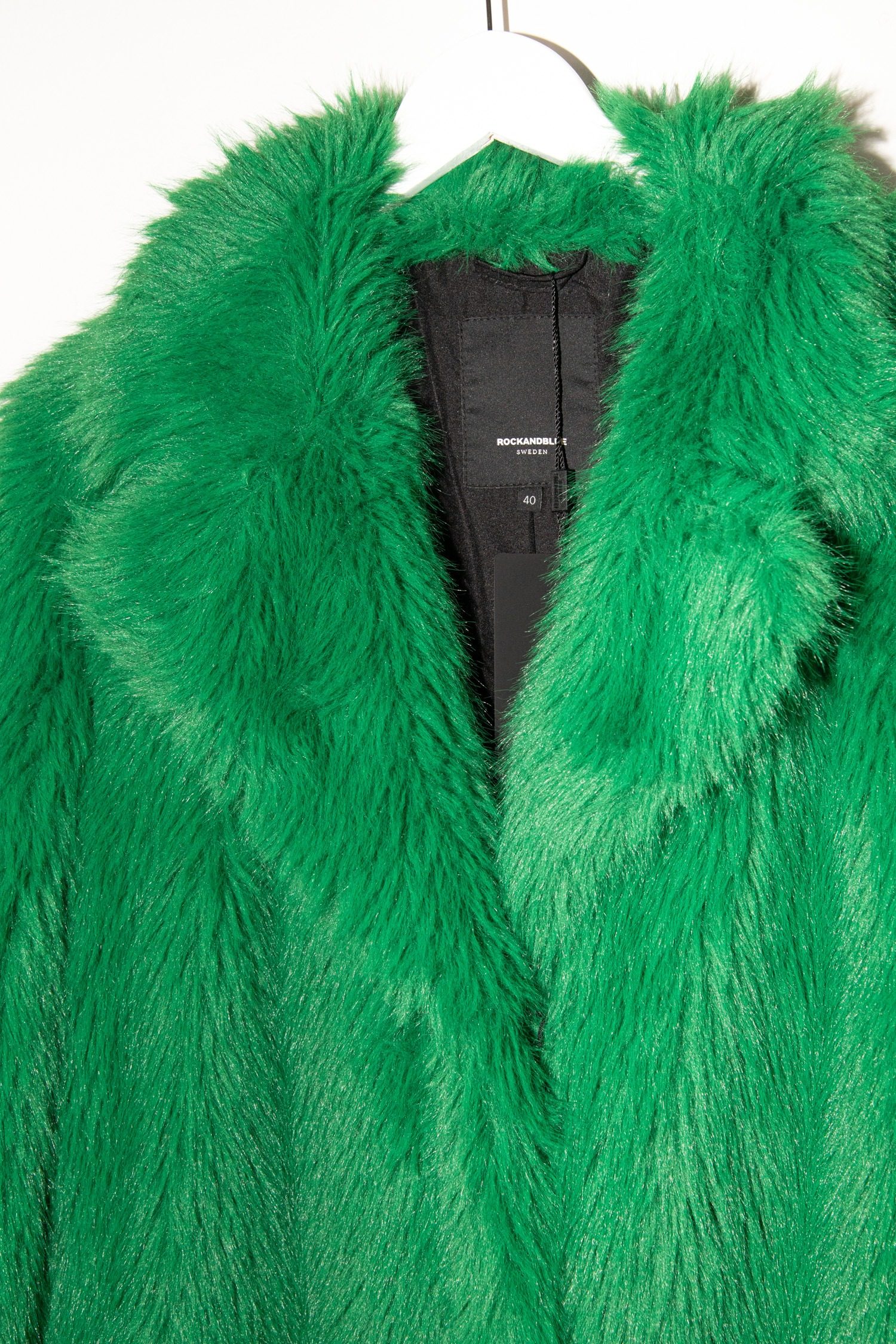 Thumbnail of http://Rock%20and%20Blue%20Mantel%20aus%20Fake%20Fell%20in%20Grasgrün