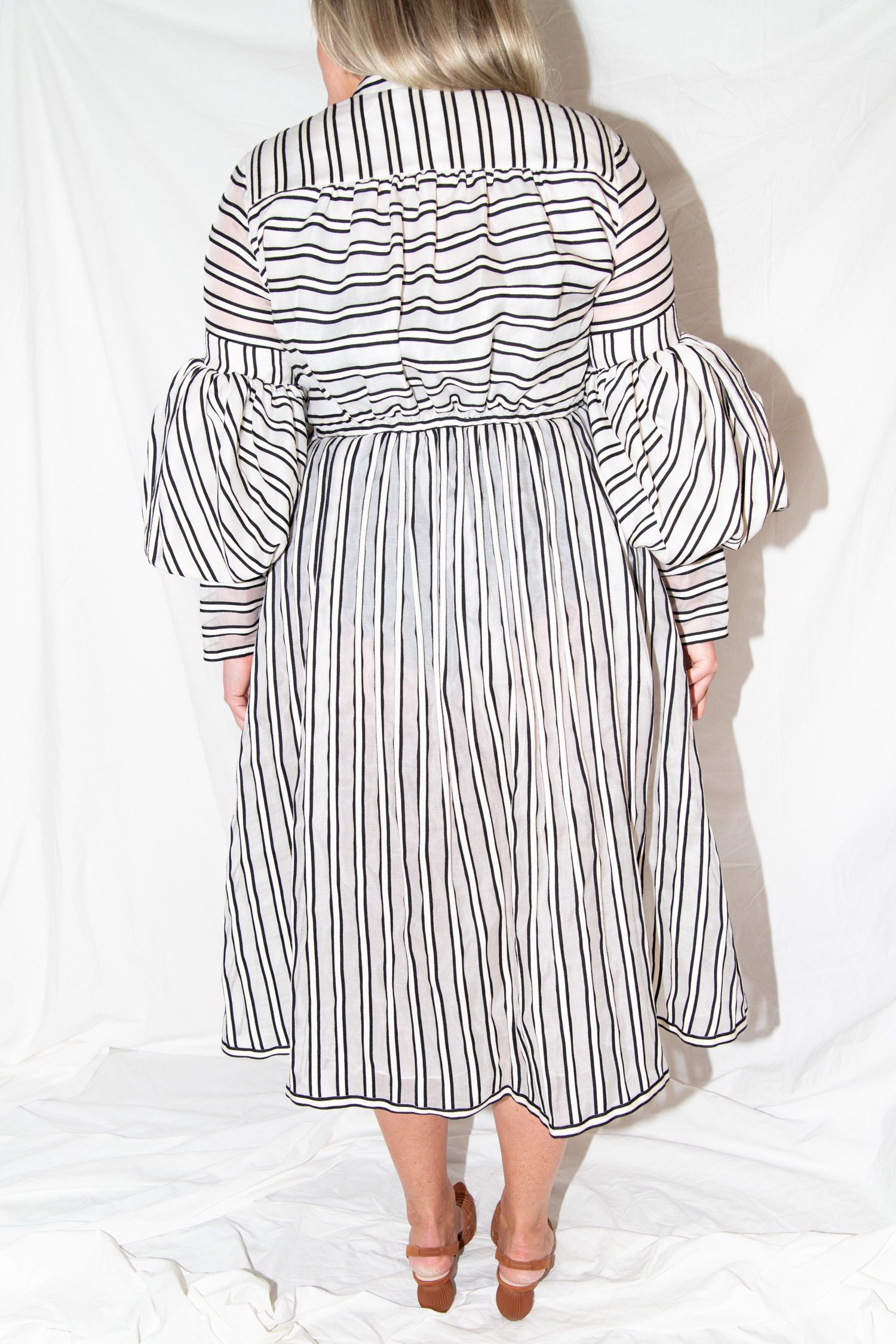 Thumbnail of http://Rosie%20Assoulin%20Maxikleid%20gestreift%20in%20Schwarz%20und%20Weiß