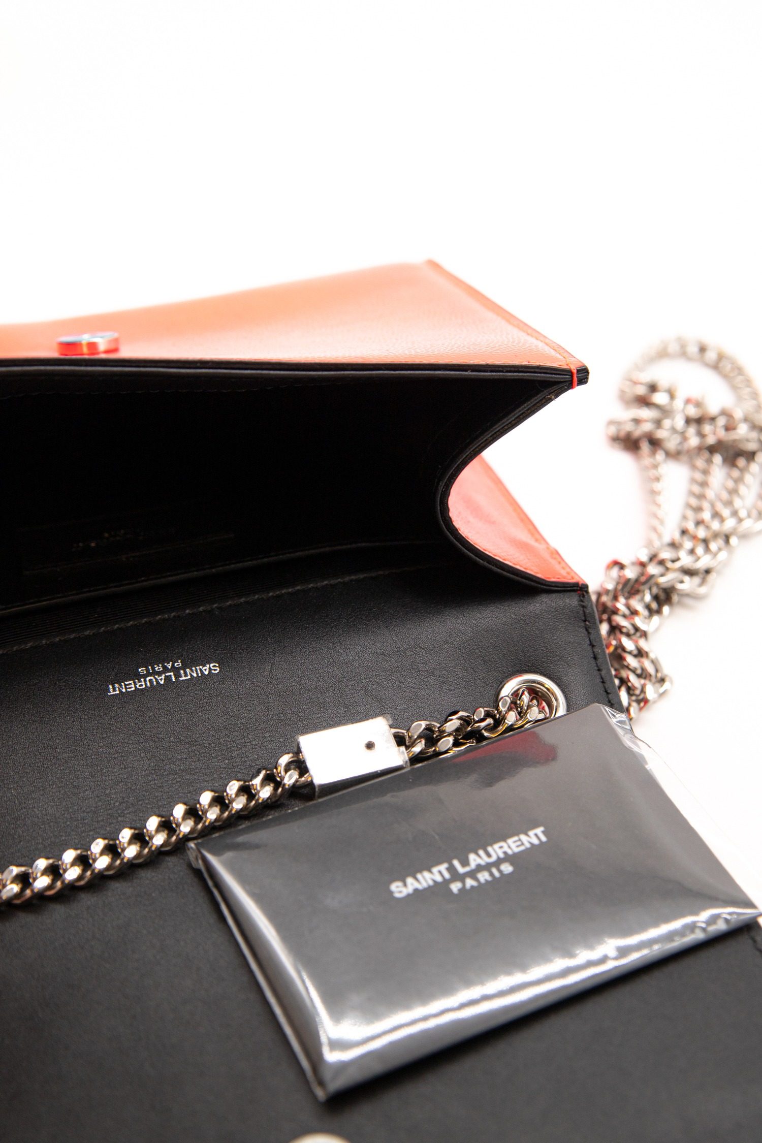 Thumbnail of http://Saint%20Laurent%20Kate%20Monogram%20kleine%20Umhängetasche%20in%20Neon