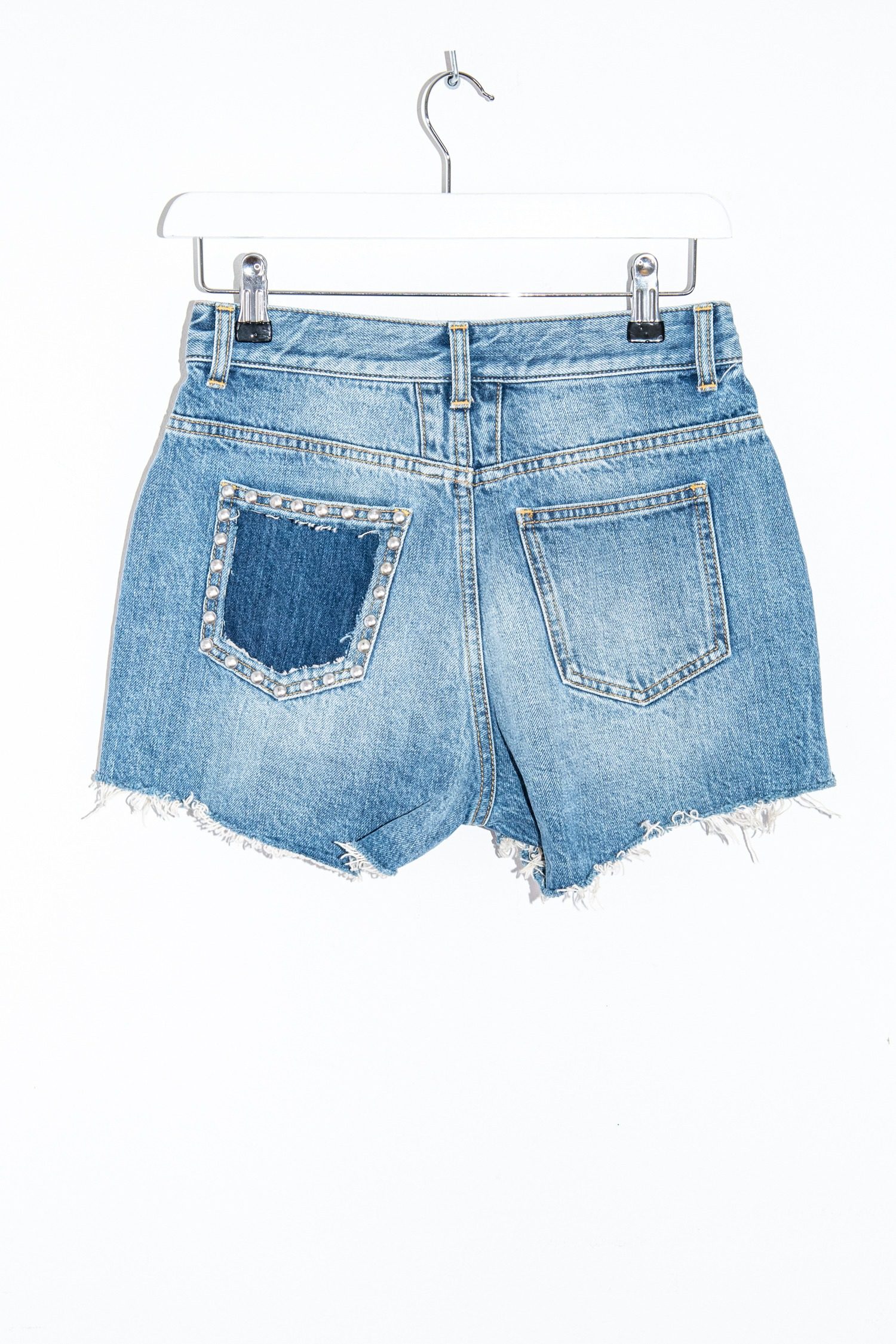 Thumbnail of http://Saint%20Laurent%20Jeansshorts%20mit%20Nieten%20in%20Blau%20und%20Silber