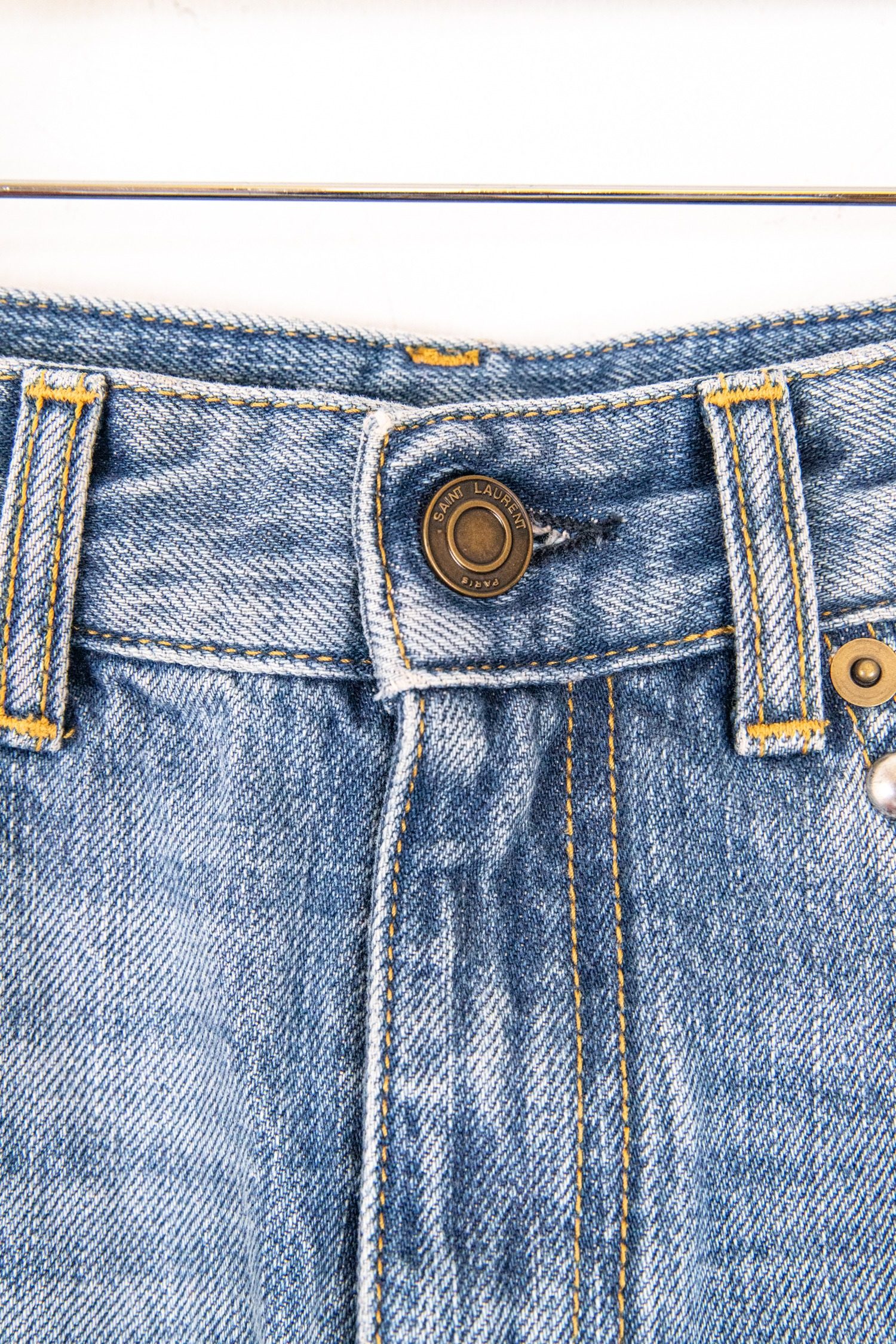 Thumbnail of http://Saint%20Laurent%20Jeansshorts%20mit%20Nieten%20in%20Blau%20und%20Silber