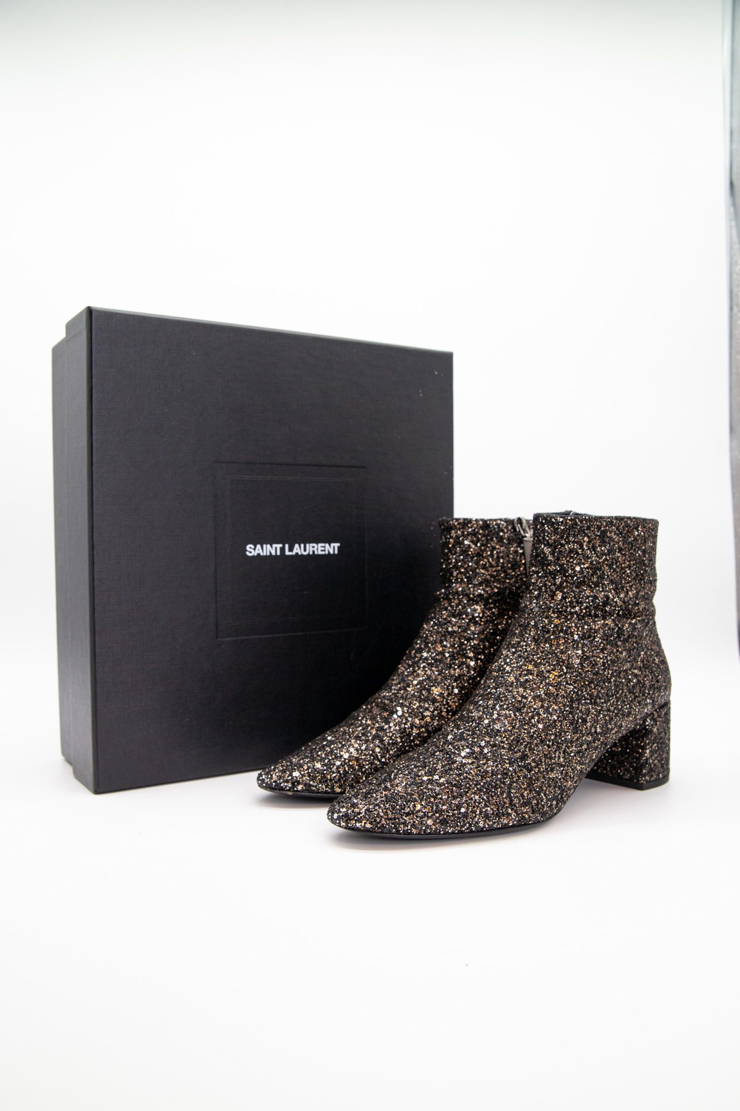 Thumbnail of http://Saint%20Laurent%20LouLou%2050%20Stiefeletten%20mit%20Glitzer