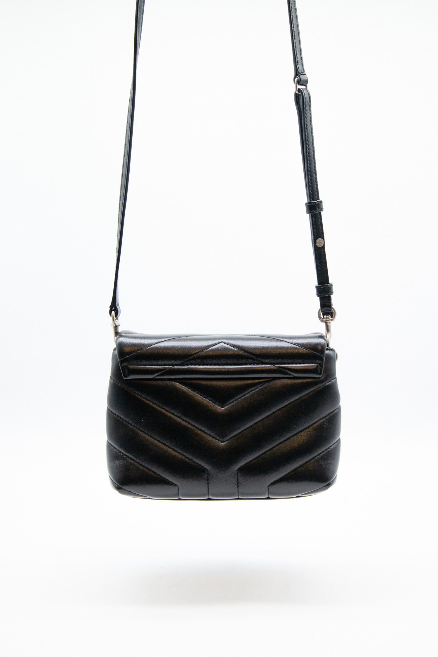 Thumbnail of http://Saint%20Laurent%20Loulou%20Toy%20Umhängetasche%20in%20Schwarz