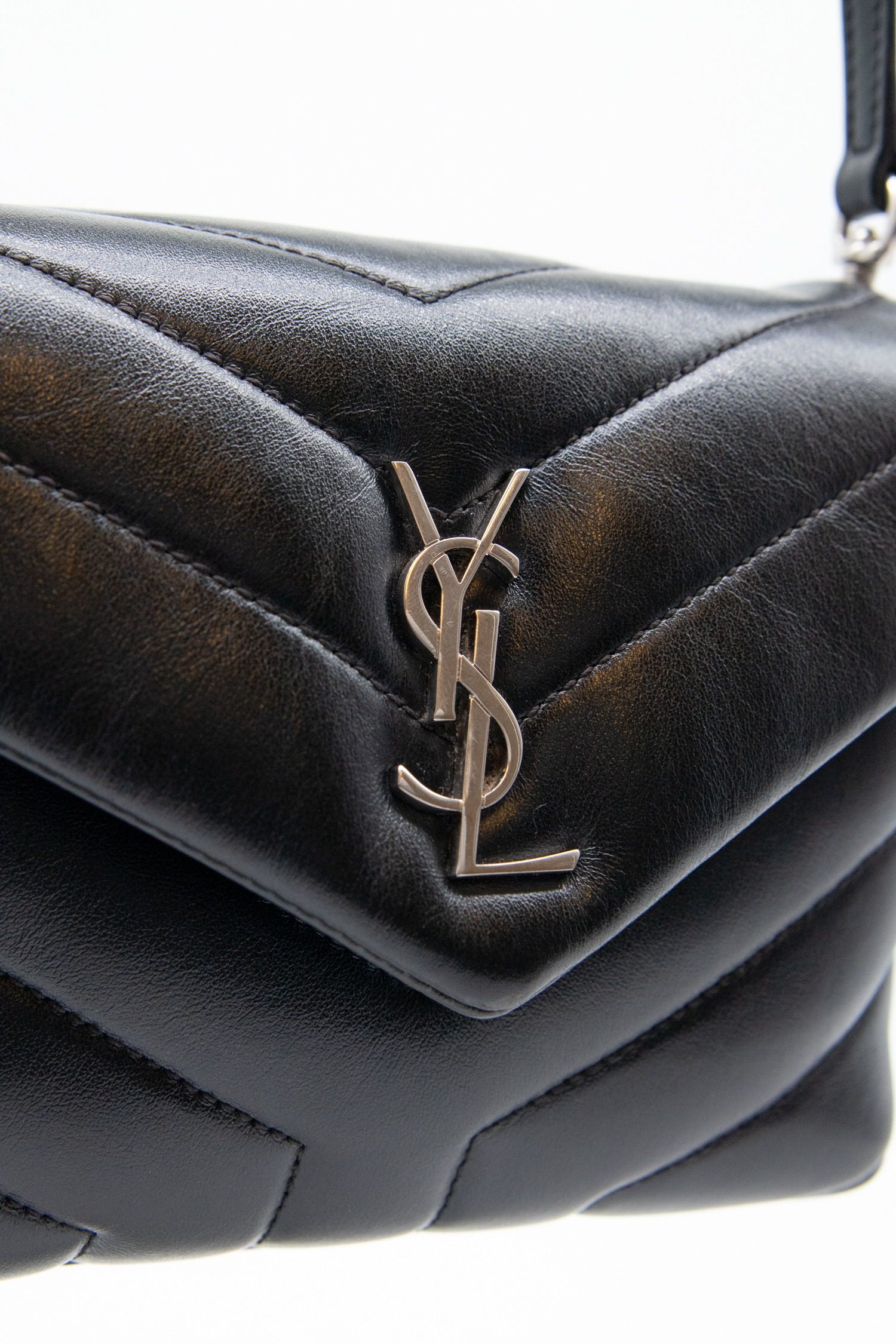 Thumbnail of http://Saint%20Laurent%20Loulou%20Toy%20Umhängetasche%20in%20Schwarz