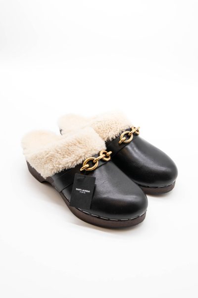 Saint Laurent Clogs mit Fell in Schwarz