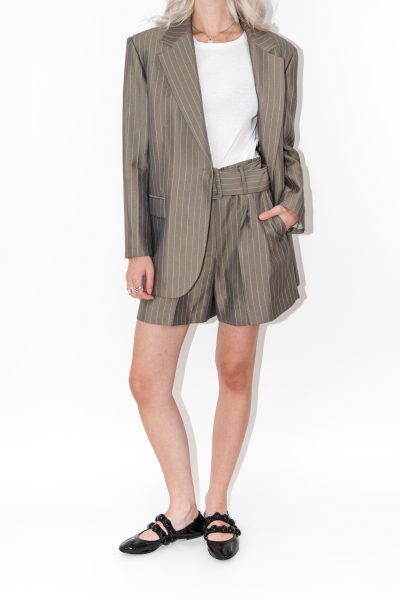 Sandro "Yuna" Set aus Blazer und Shorts mit Nadelstreifen in Khaki
