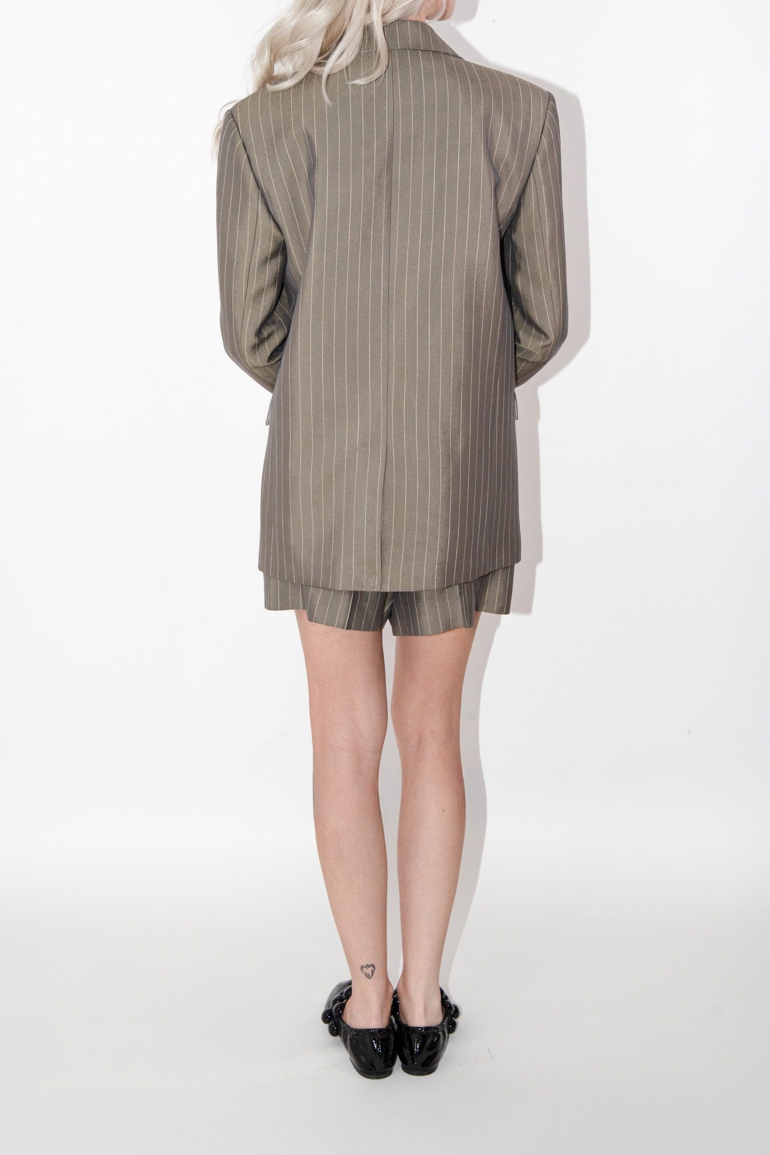 Thumbnail of http://Sandro%20Yuna%20Set%20aus%20Blazer%20und%20Shorts%20mit%20Nadelstreifen%20in%20Khaki