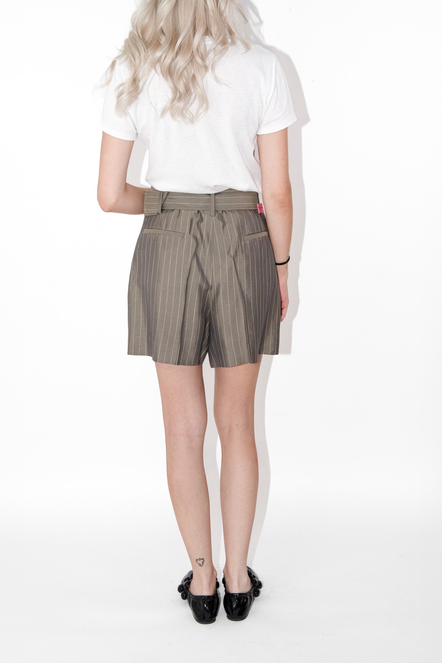 Thumbnail of http://Sandro%20Yuna%20Set%20aus%20Blazer%20und%20Shorts%20mit%20Nadelstreifen%20in%20Khaki